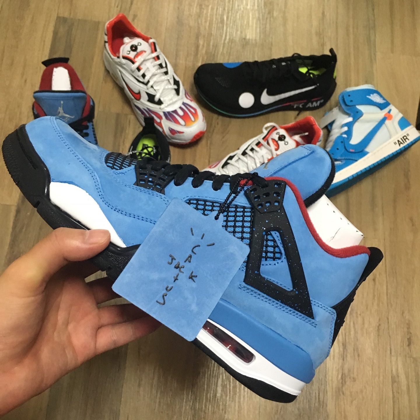 Jordan 4 x Travis Scott Retro Cactus Jack, Jordan 1 x Off-White Retro High University Blue 착용 스타일