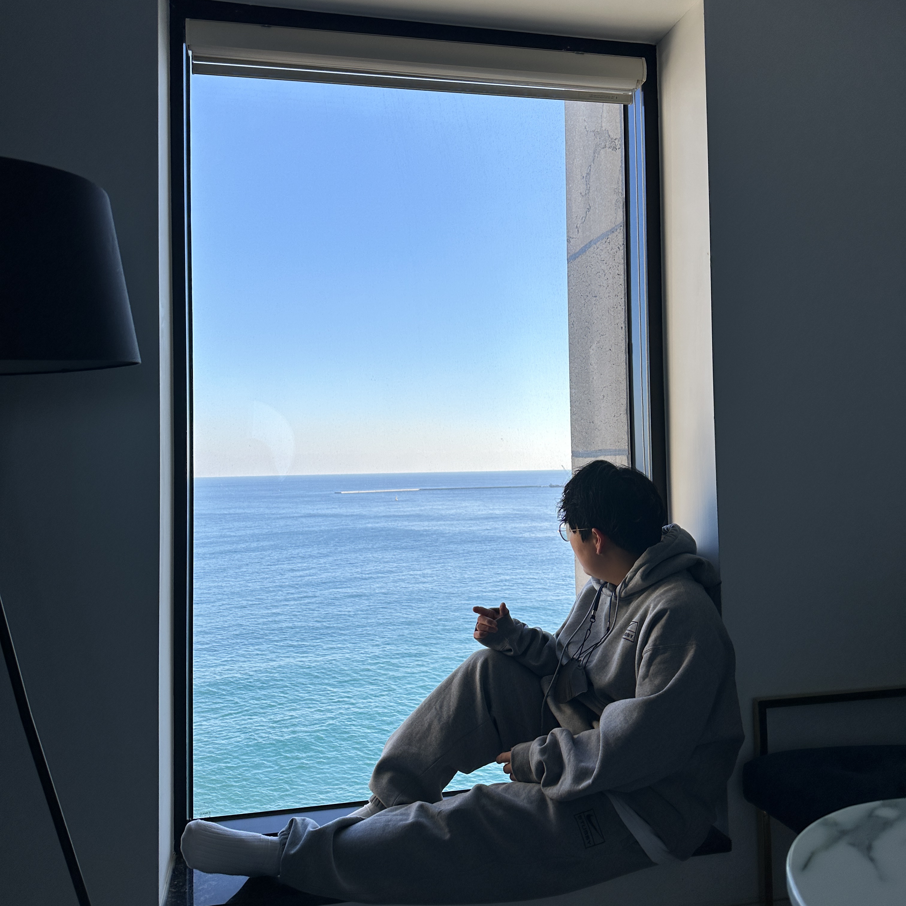 Nike Air Force 1 '07 WB Flax, Nike x Stussy NRG RA Pullover Hoodie Dark Grey Heather (DJ9488-063) 착용 스타일 - 3