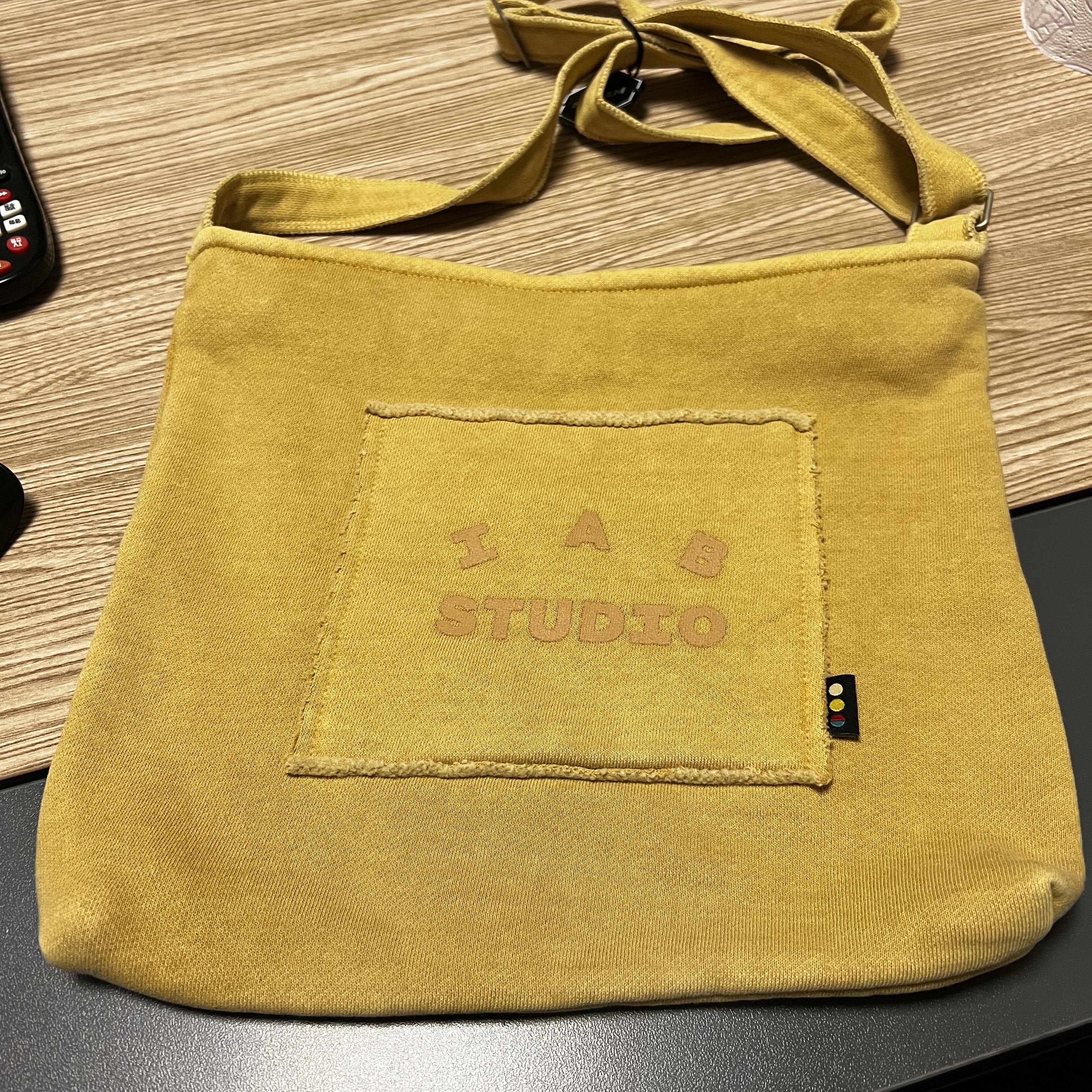 IAB Studio Pigment Bag Mustard 착용 스타일