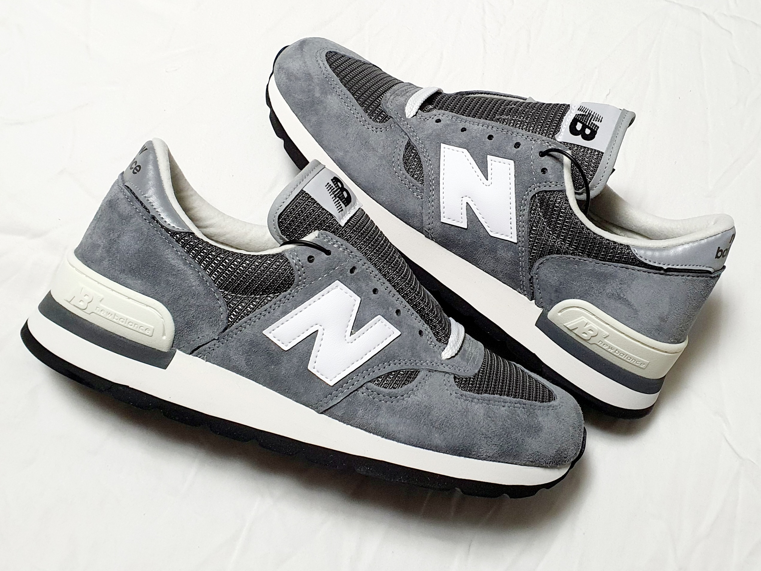 New Balance 990v1 Made in USA Grey White 착용 스타일 - 1