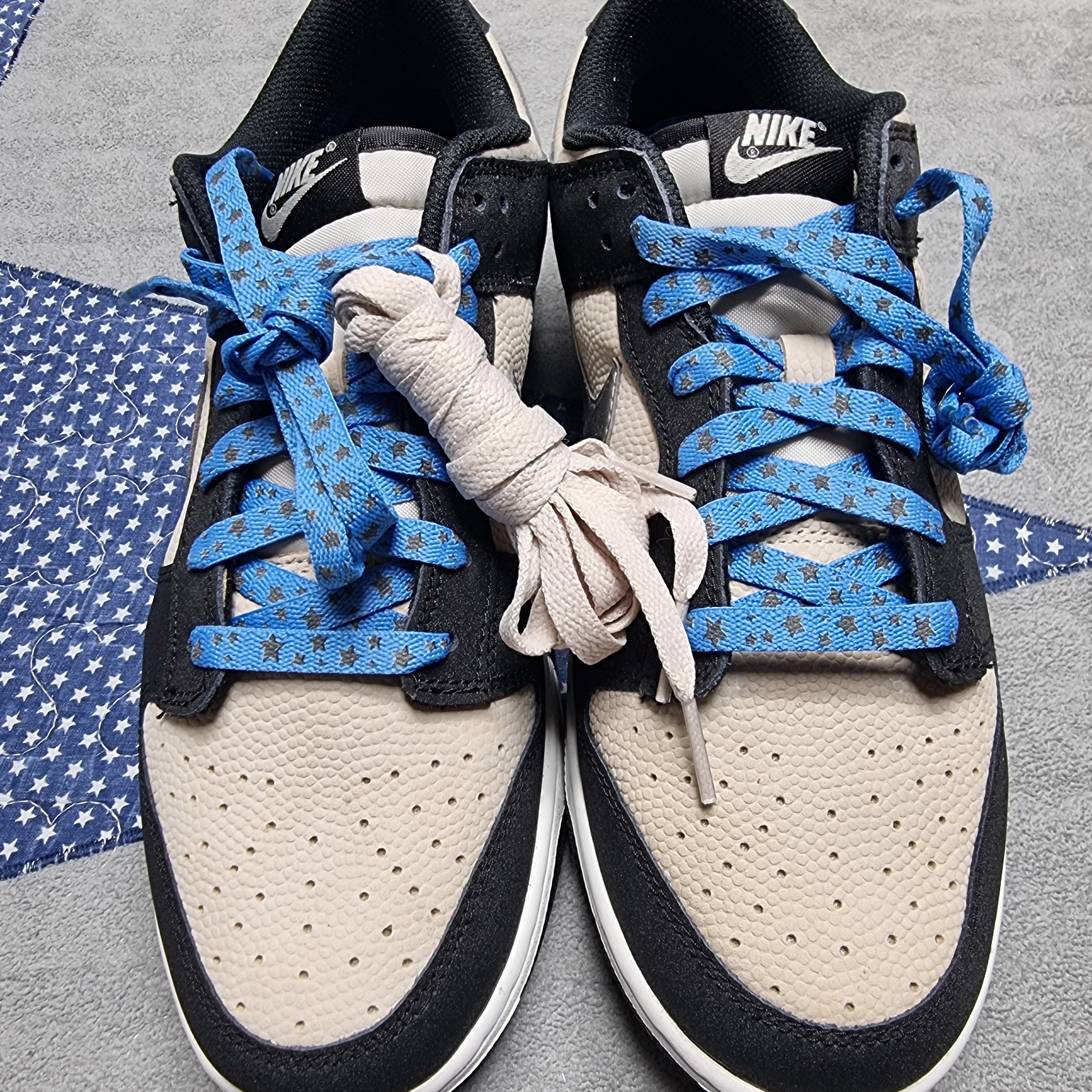 (W) Nike Dunk Low Light Bone Metallic Silver 착용 스타일 - 1