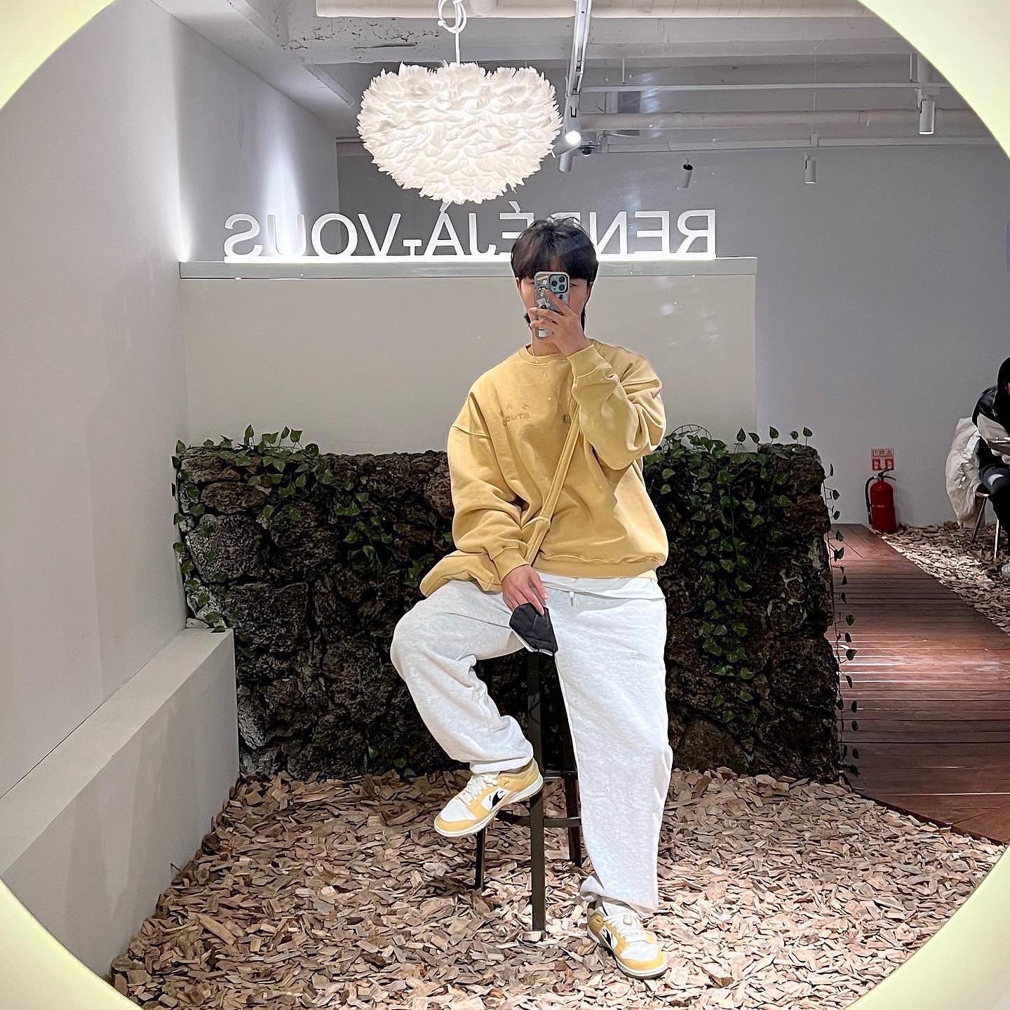 IAB Studio Pigment Sweatshirt & Mini Bag Mustard 착용 스타일 - 2