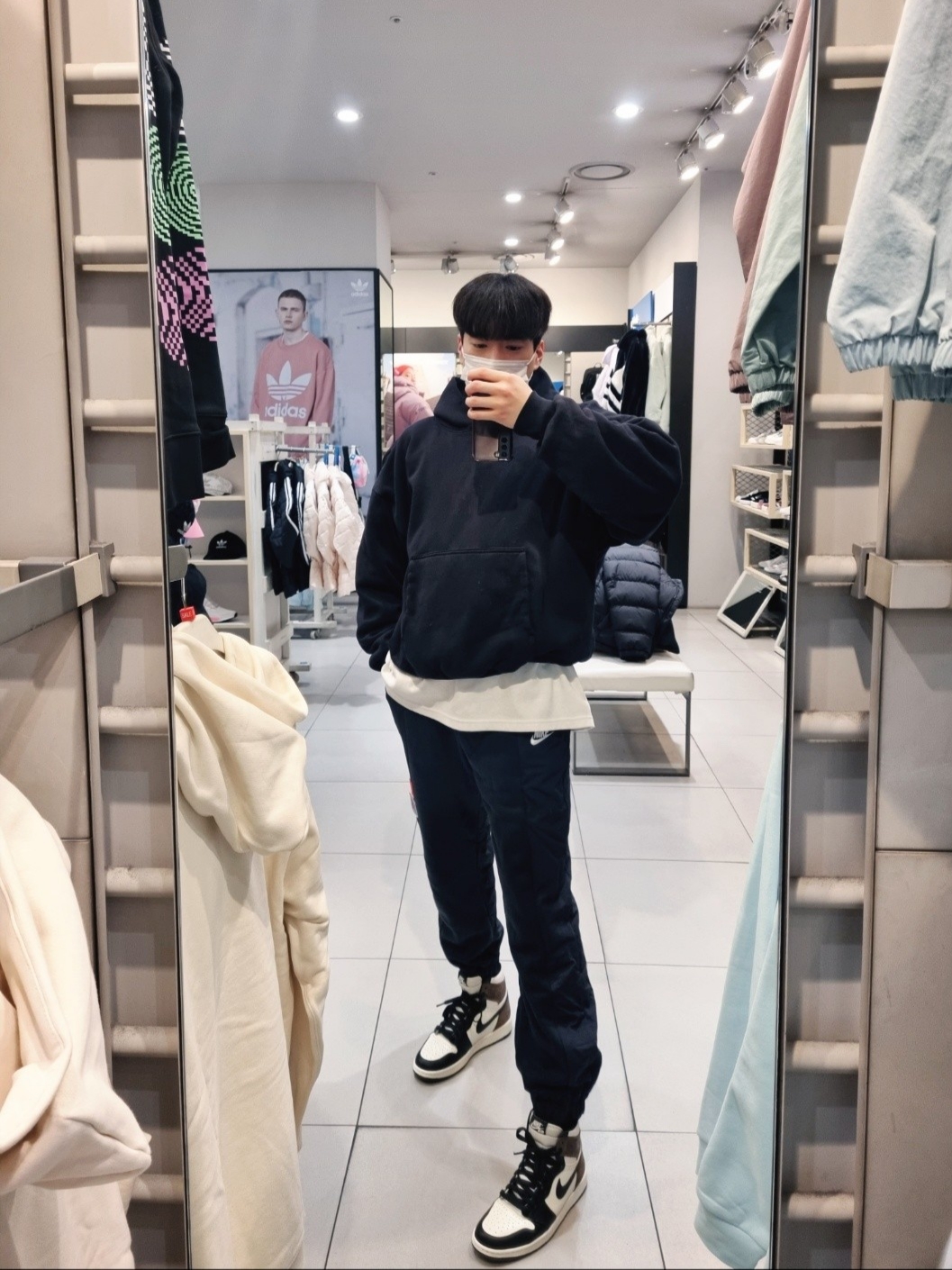 Jordan 1 Retro High OG Black Mocha, Yeezy Gap Hoodie Black 착용 스타일