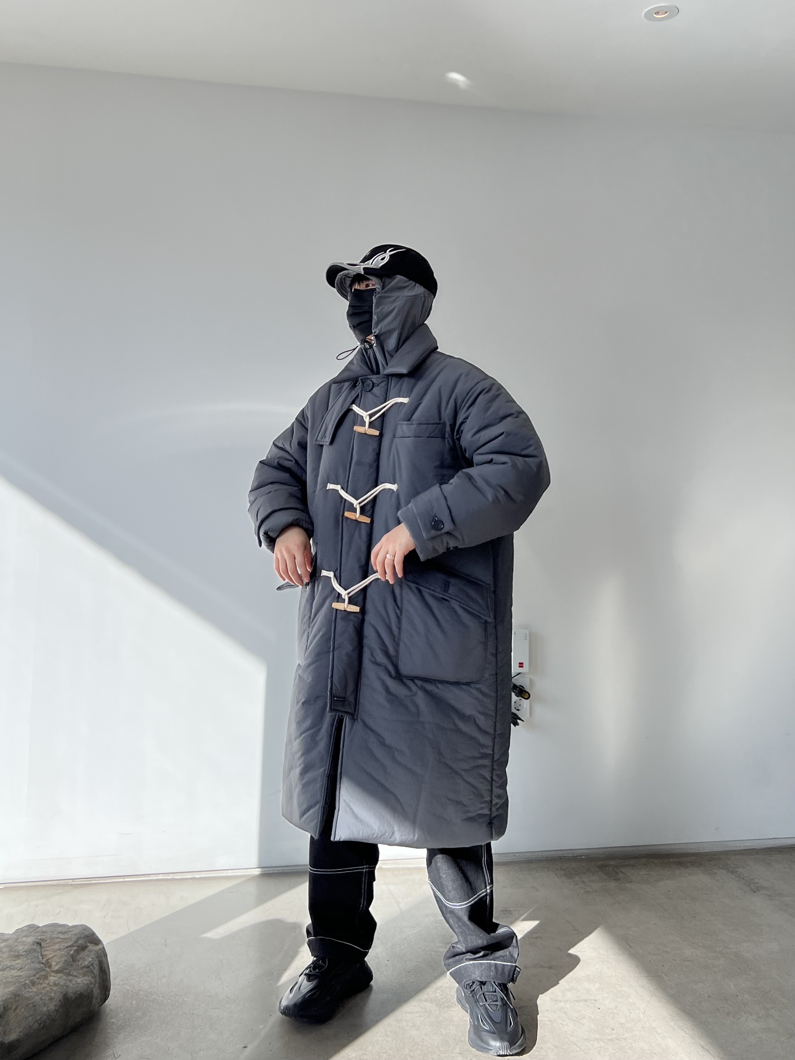 Yeezy Gap Engineered By Balenciaga Flame Cap Black, Adidas Ozweego Celox Core Black 착용 스타일 - 2