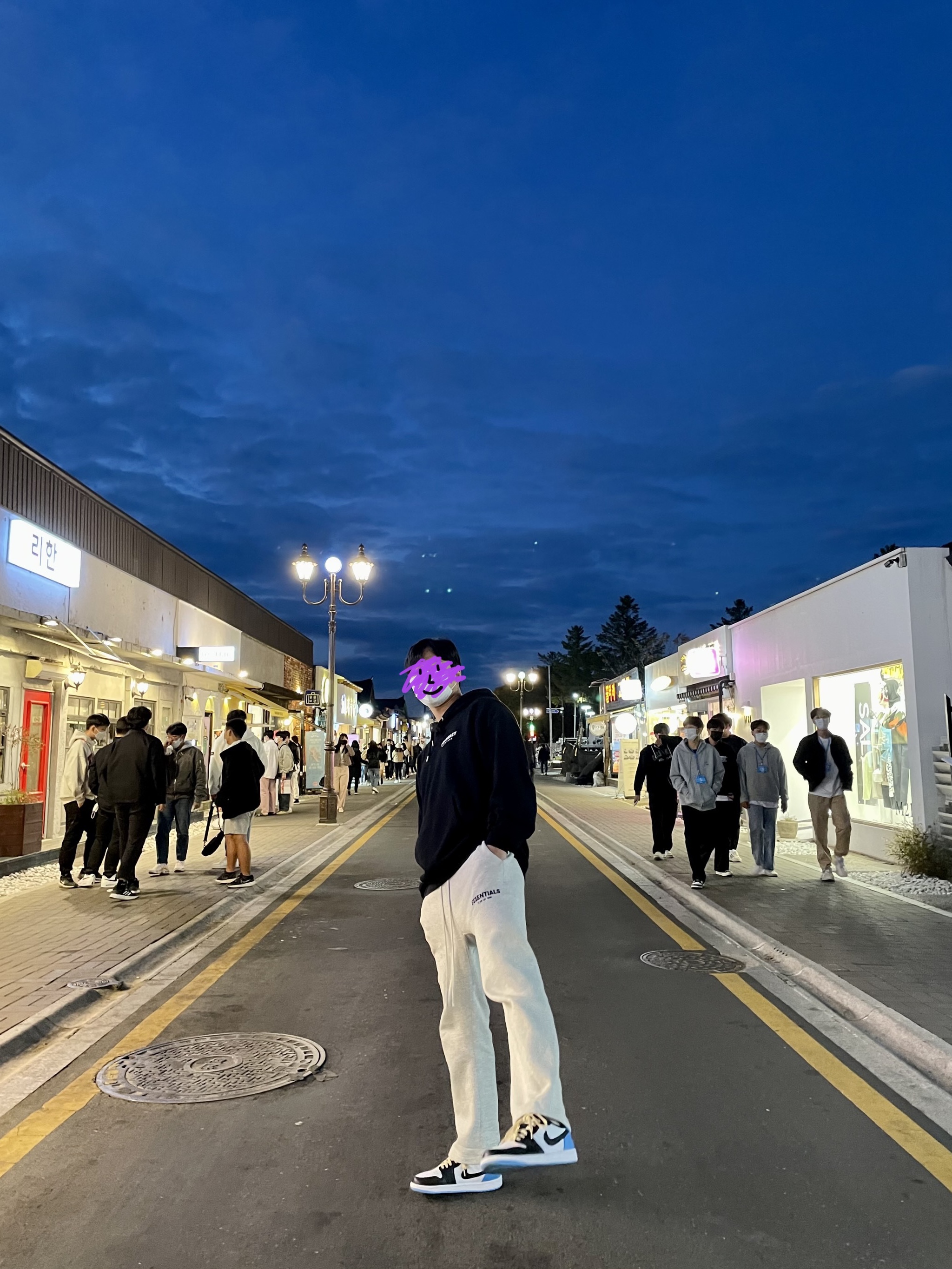 Essentials The Core Collection Relaxed Sweatpants Light Oatmeal, Jordan 1 Retro Low OG Black and Dark Powder Blue 착용 스타일 - 1