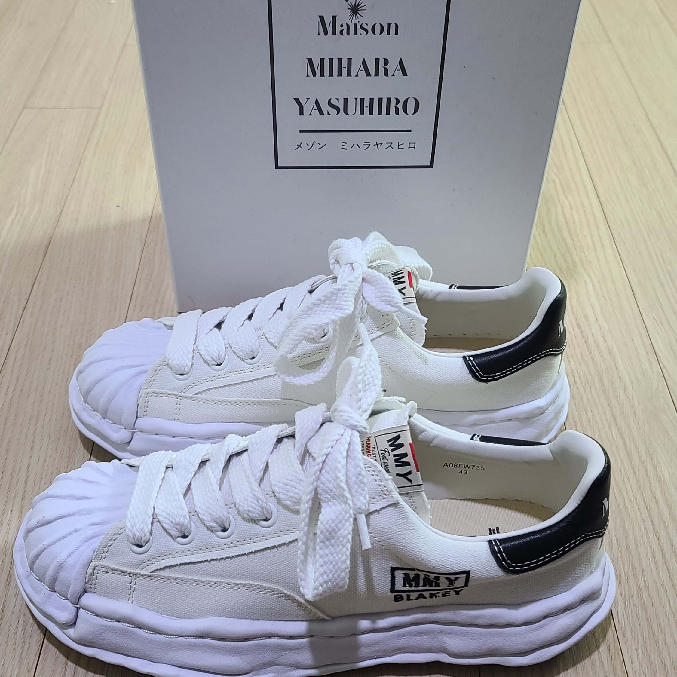 Maison Mihara Yasuhiro Blakey OG Sole Canvas Low-top Sneakers White 착용 스타일 - 3