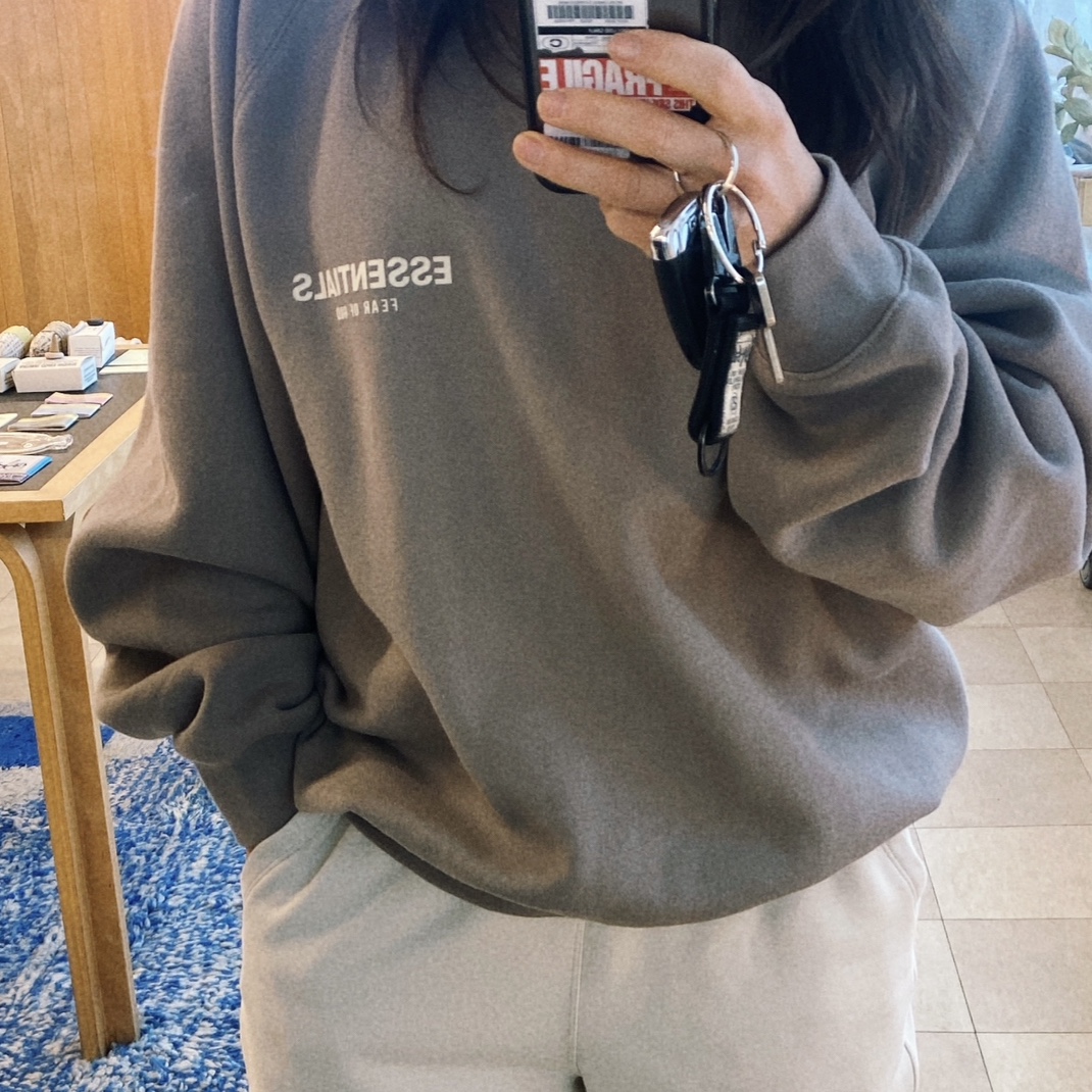 Essentials Crewneck Sweatshirt Desert Taupe - 22SS 착용 스타일