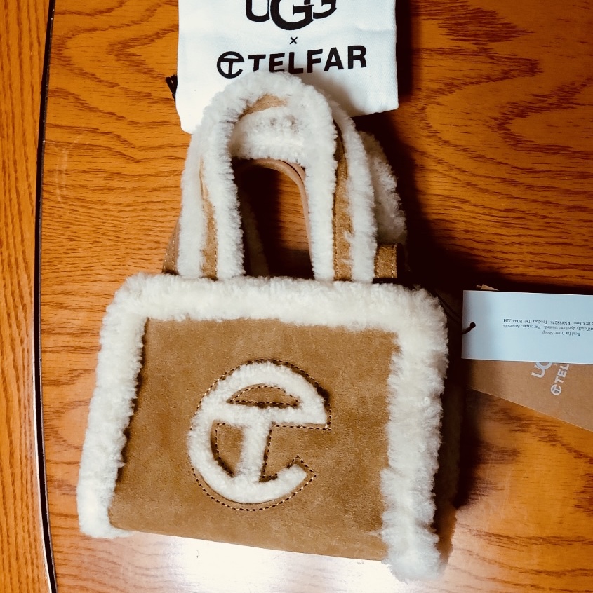 Telfar x UGG Small Shopping Bag Chestnut 착용 스타일