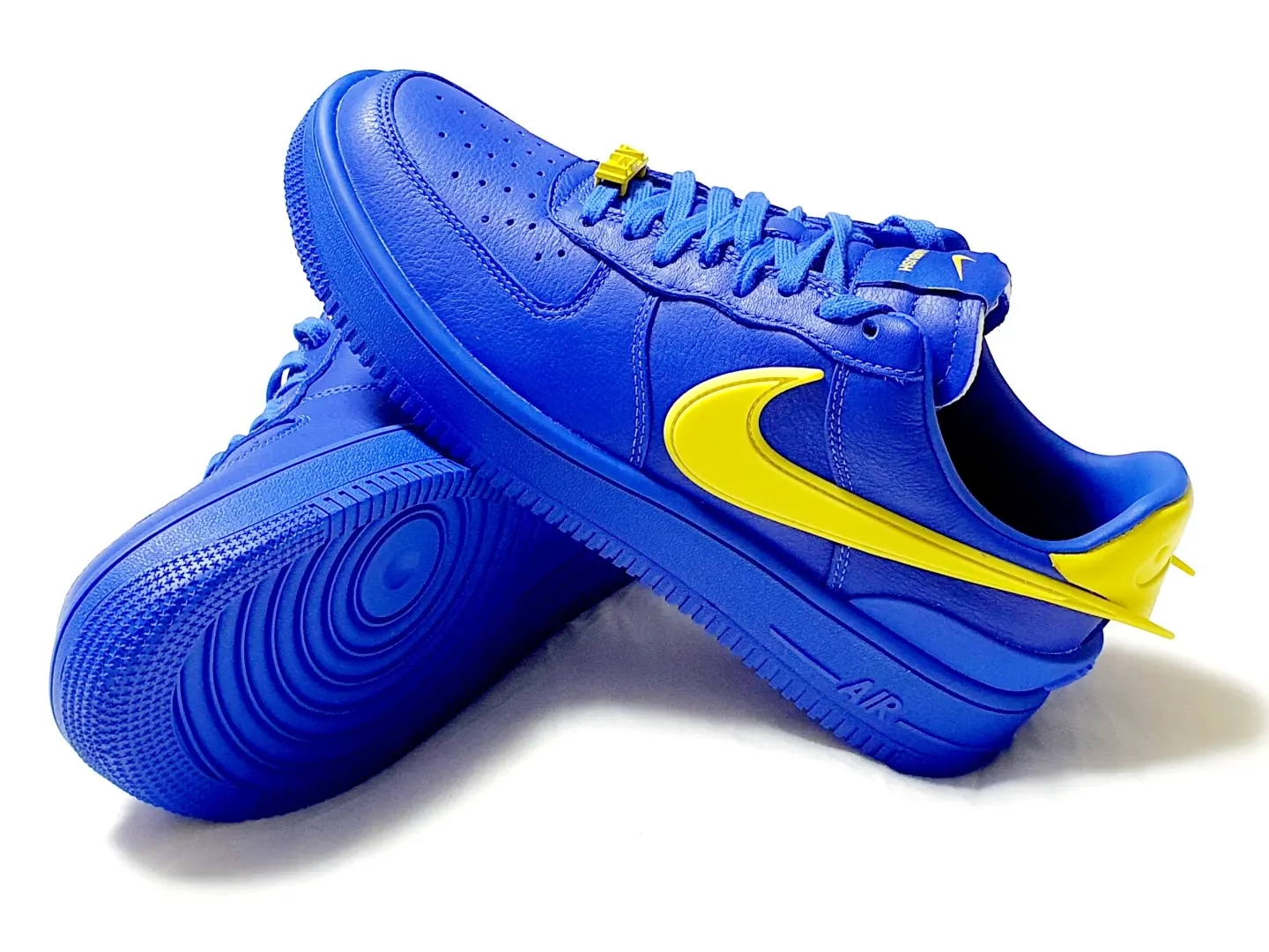 Nike x Ambush Air Force 1 Low SP Game Royal and Vivid Sulfur 착용 스타일 - 3