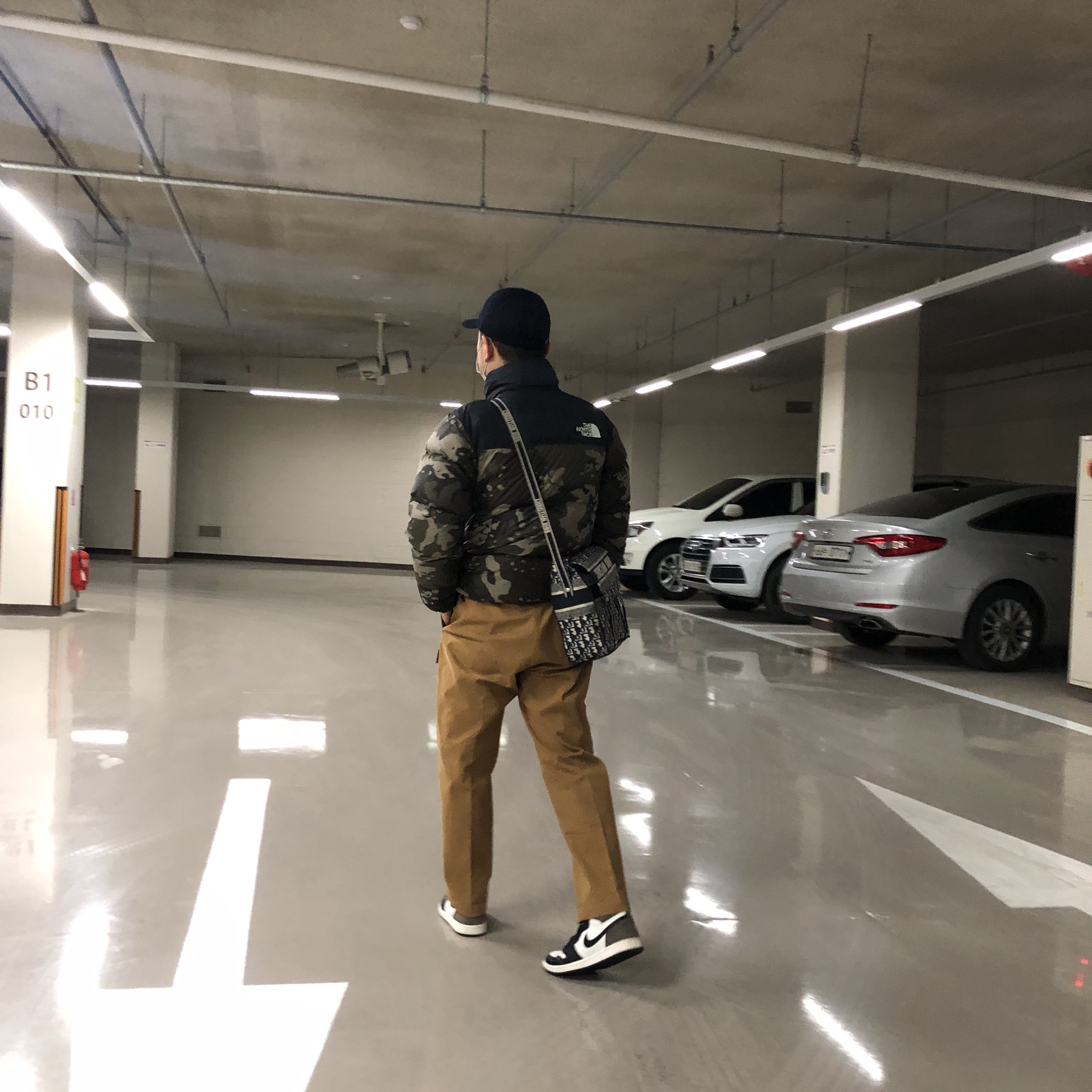 The North Face 1996 Novelty Nuptse Jacket Woodland Camo, Jordan 1 Retro High OG Black Mocha 착용 스타일 - 2