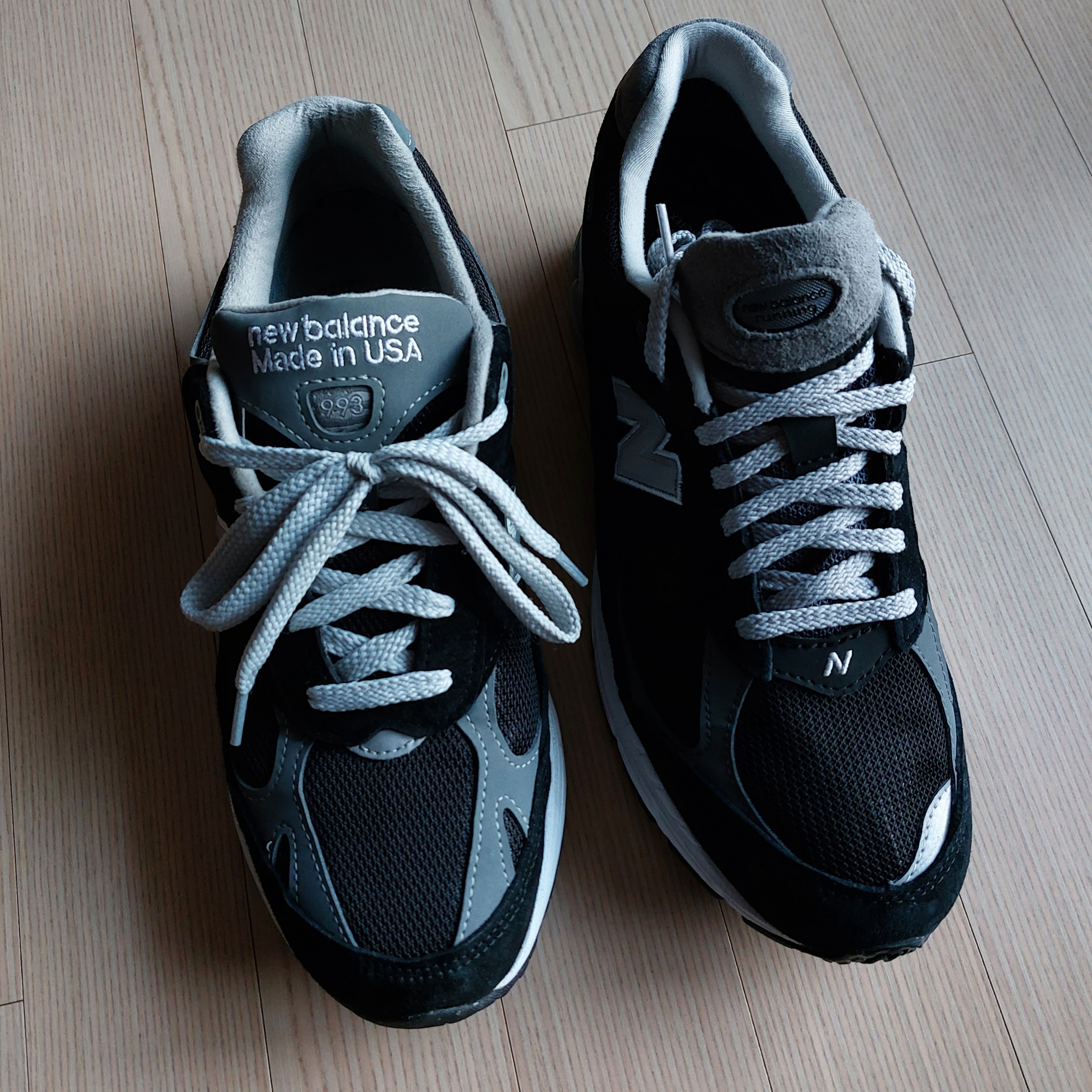 New Balance 993 Made in USA Black - D Standard, New Balance 2002R Gore-Tex Black Silver Metalic 착용 스타일 - 4
