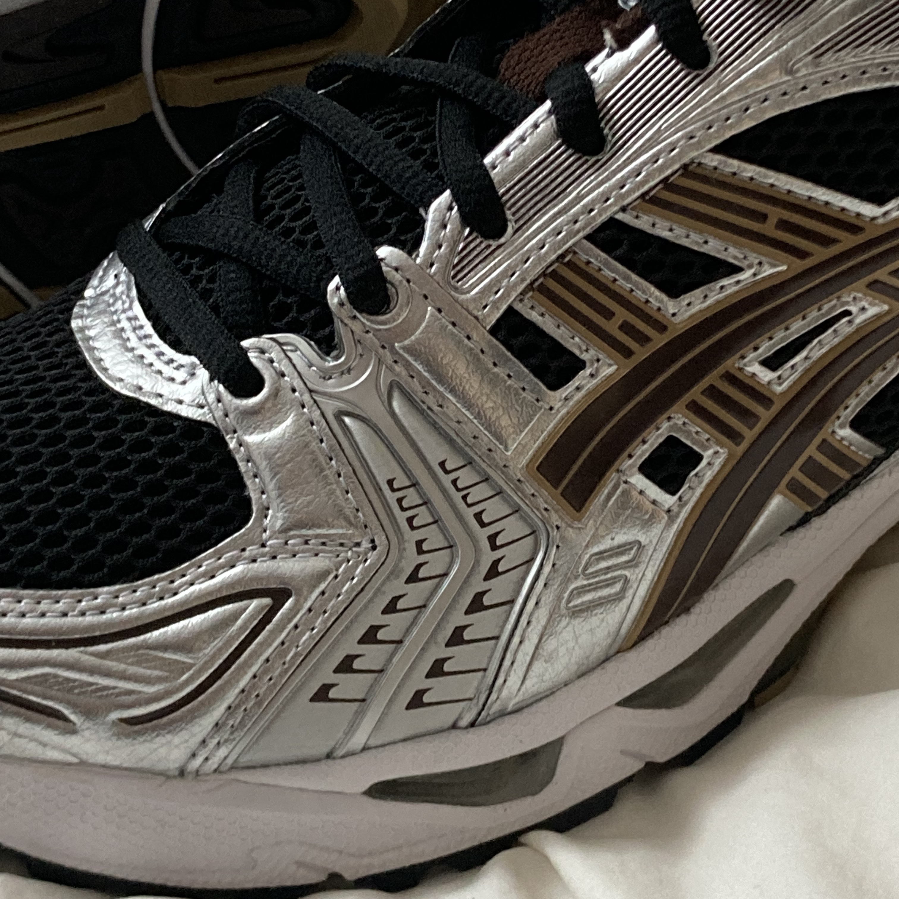 Asics Gel-Kayano 14 Black Coffee 착용 스타일 - 2