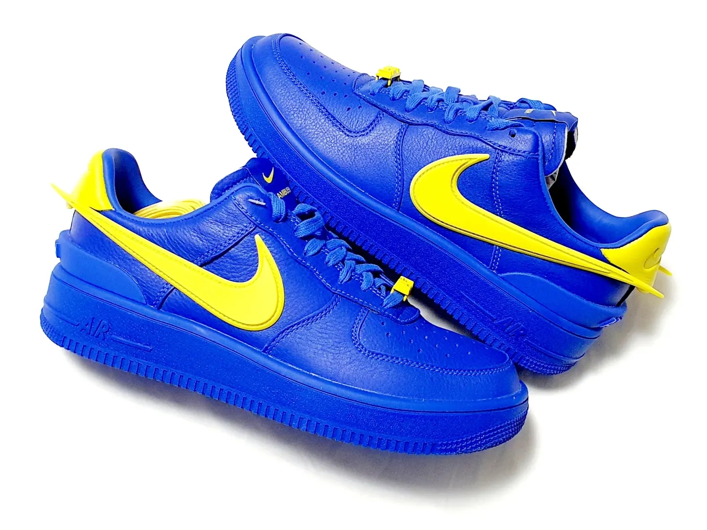 Nike x Ambush Air Force 1 Low SP Game Royal and Vivid Sulfur 착용 스타일 - 2
