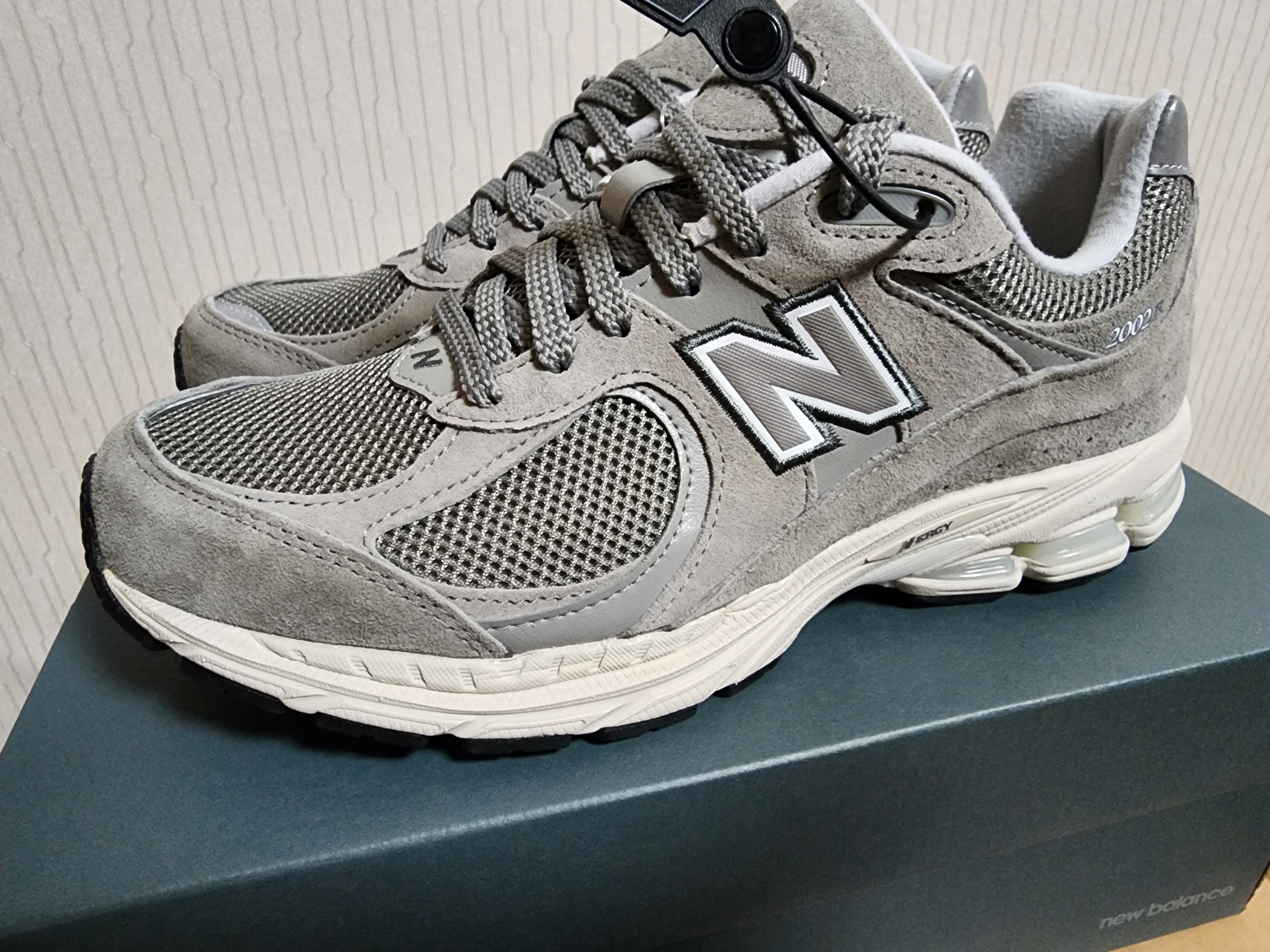 New Balance 2002R Grey 착용 스타일 - 2