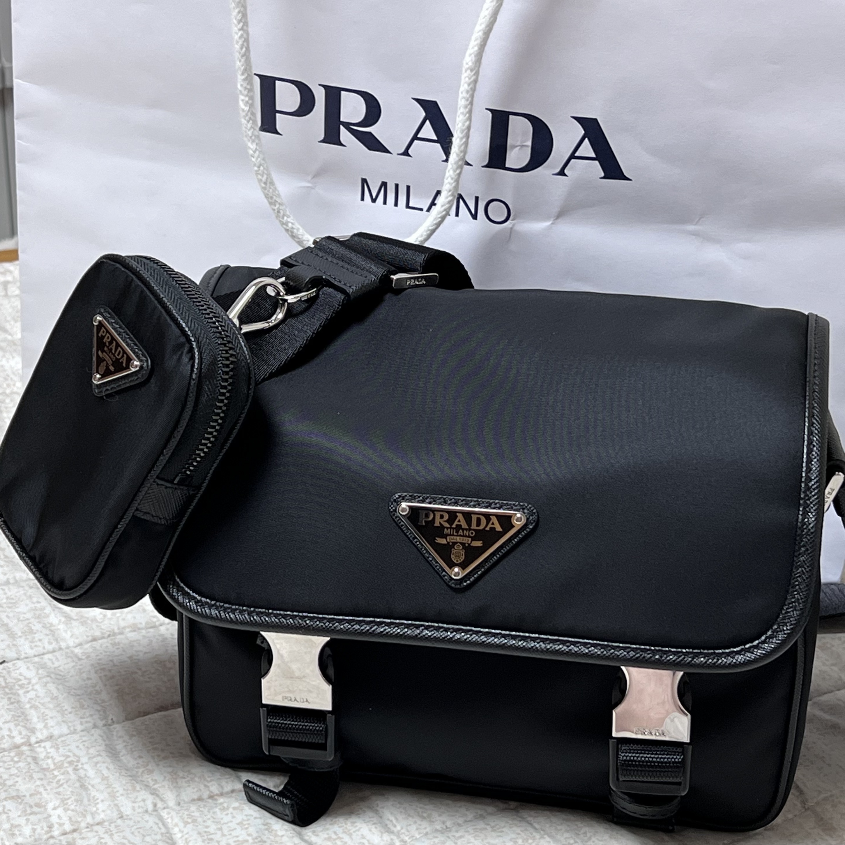 Prada Re-Nylon and Saffiano Leather Shoulder Bag Black 착용 스타일