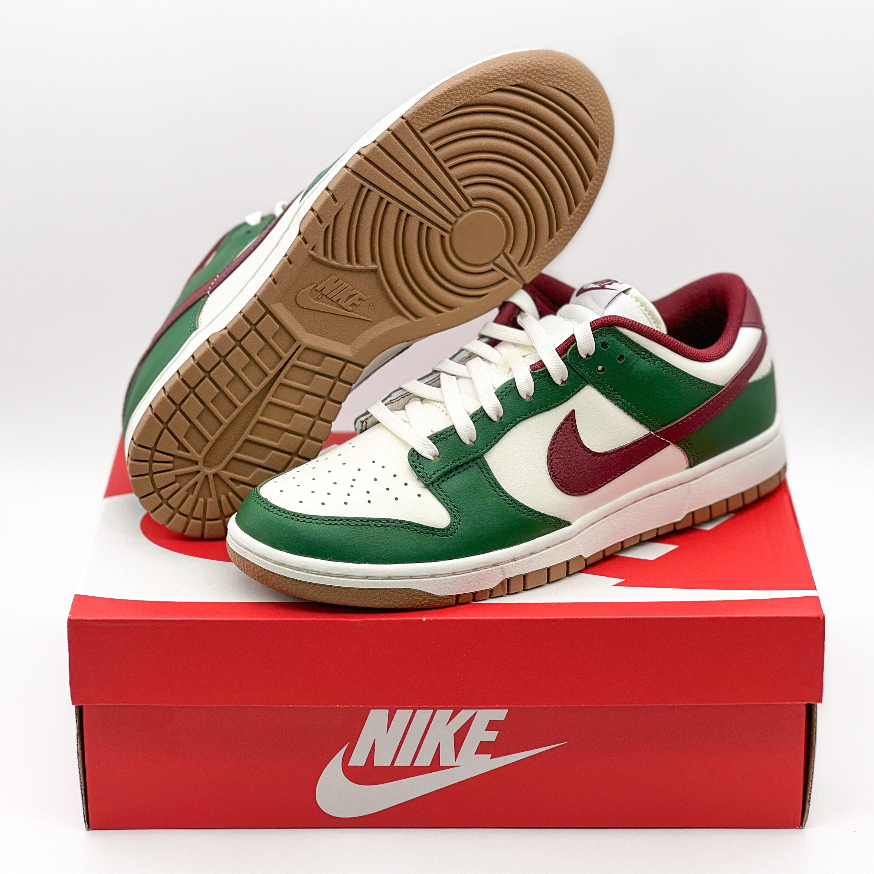 Nike Dunk Low George Green and Team Red 착용 스타일 - 1