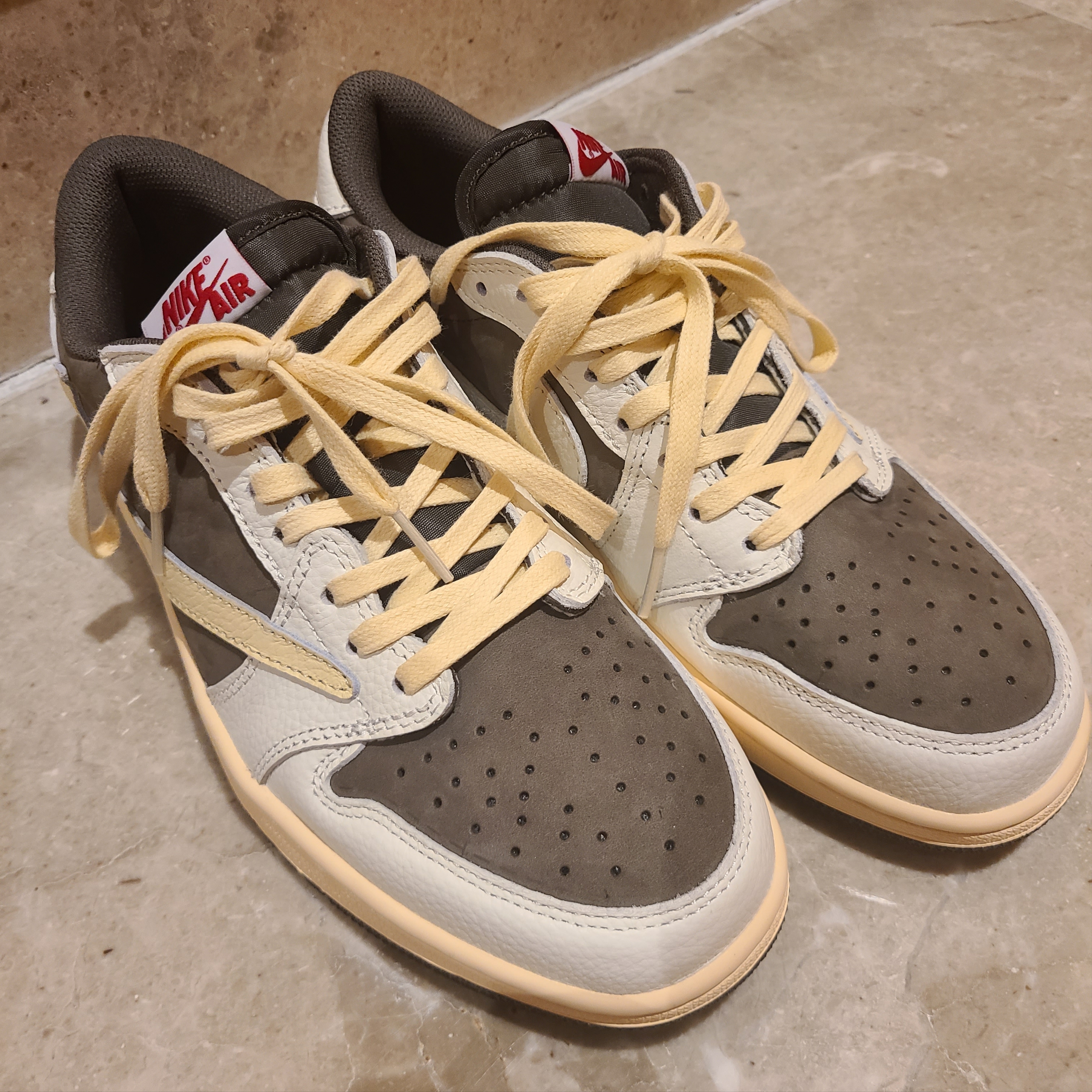 Jordan 1 x Travis Scott Retro Low OG SP Sail and Ridgerock 착용 스타일