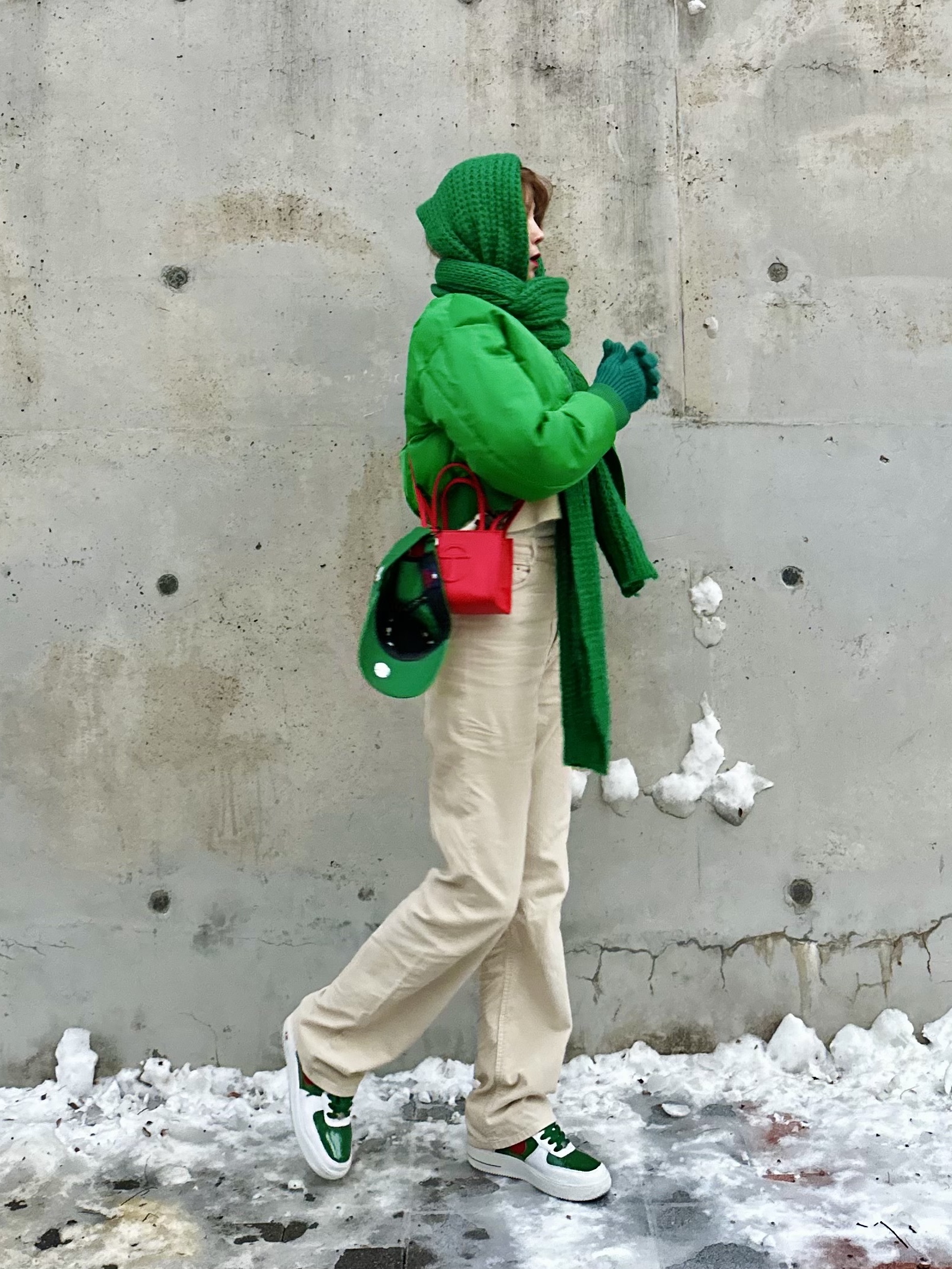 Telfar Small Shopping Bag Red 착용 스타일 - 2