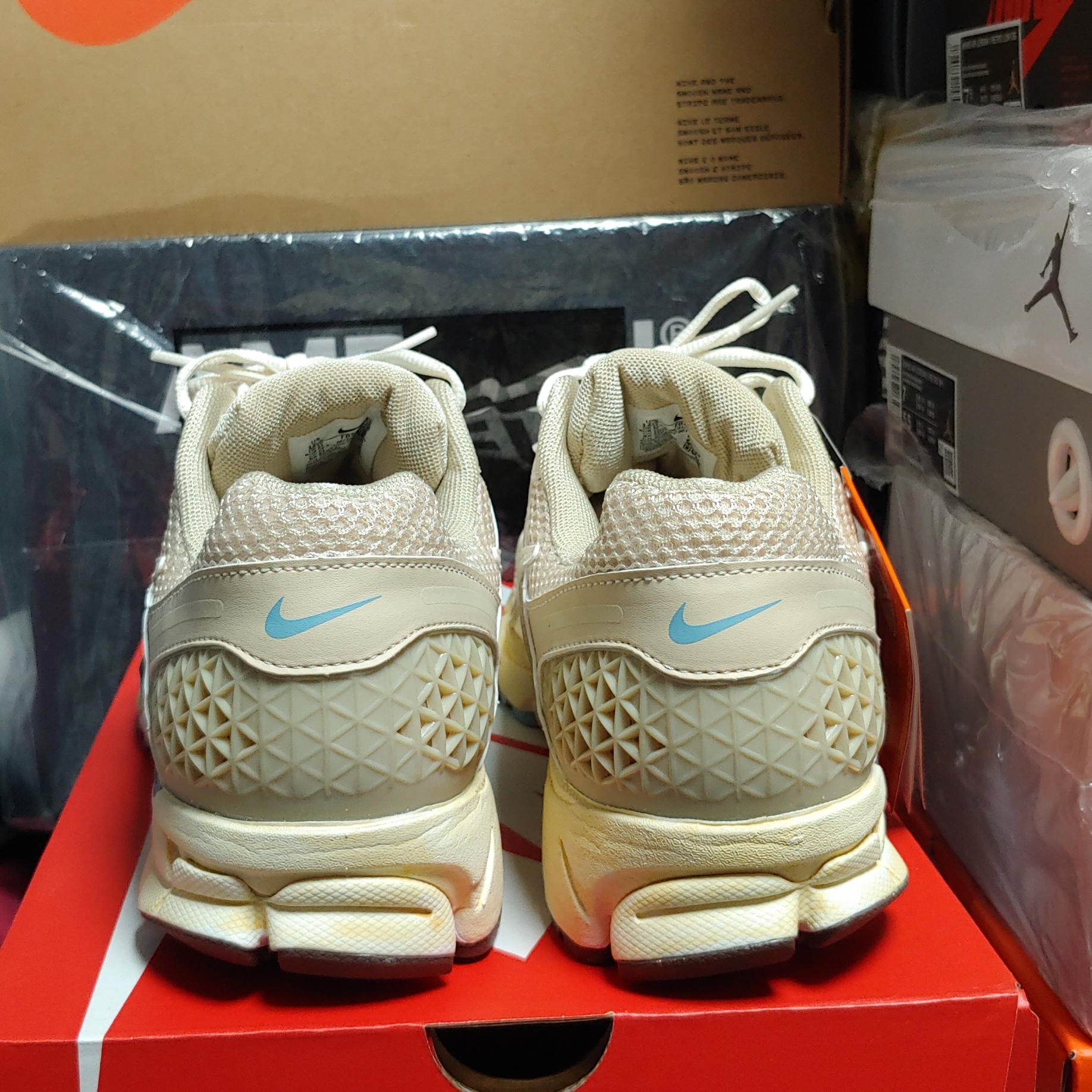 (W) Nike Zoom Vomero 5 Oatmeal 착용 스타일 - 3