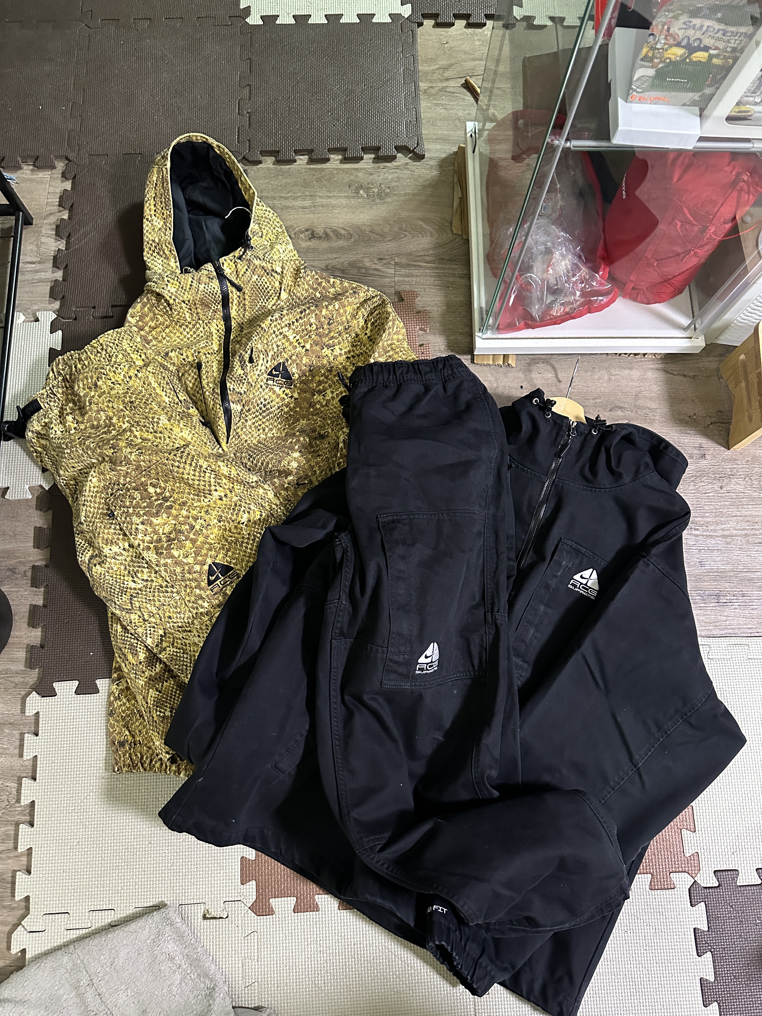 Supreme x Nike ACG Denim Pullover Black - 22FW, Supreme x Nike ACG Denim Pullover Gold Snakeskin - 22FW 착용 스타일