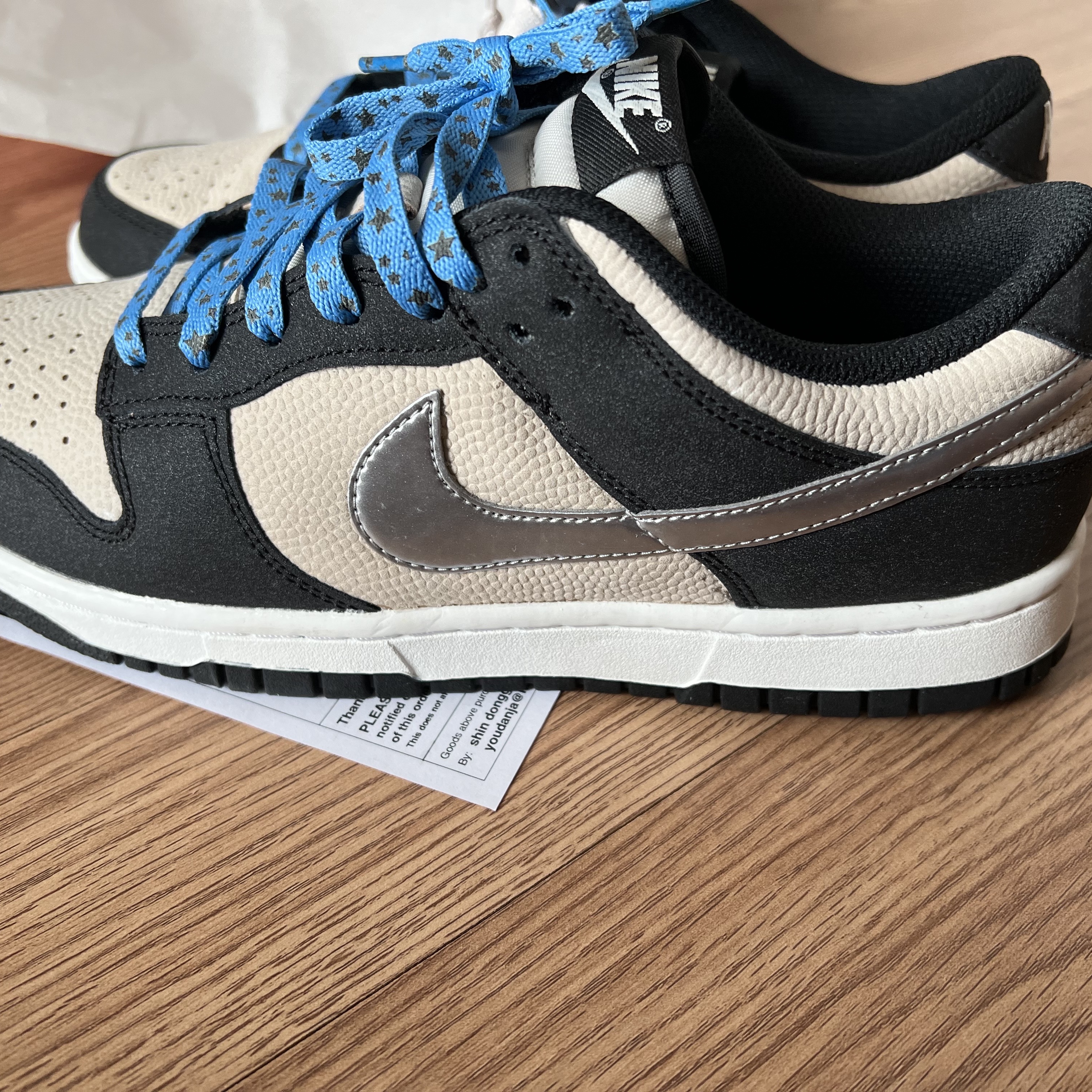 (W) Nike Dunk Low Light Bone Metallic Silver 착용 스타일 - 1
