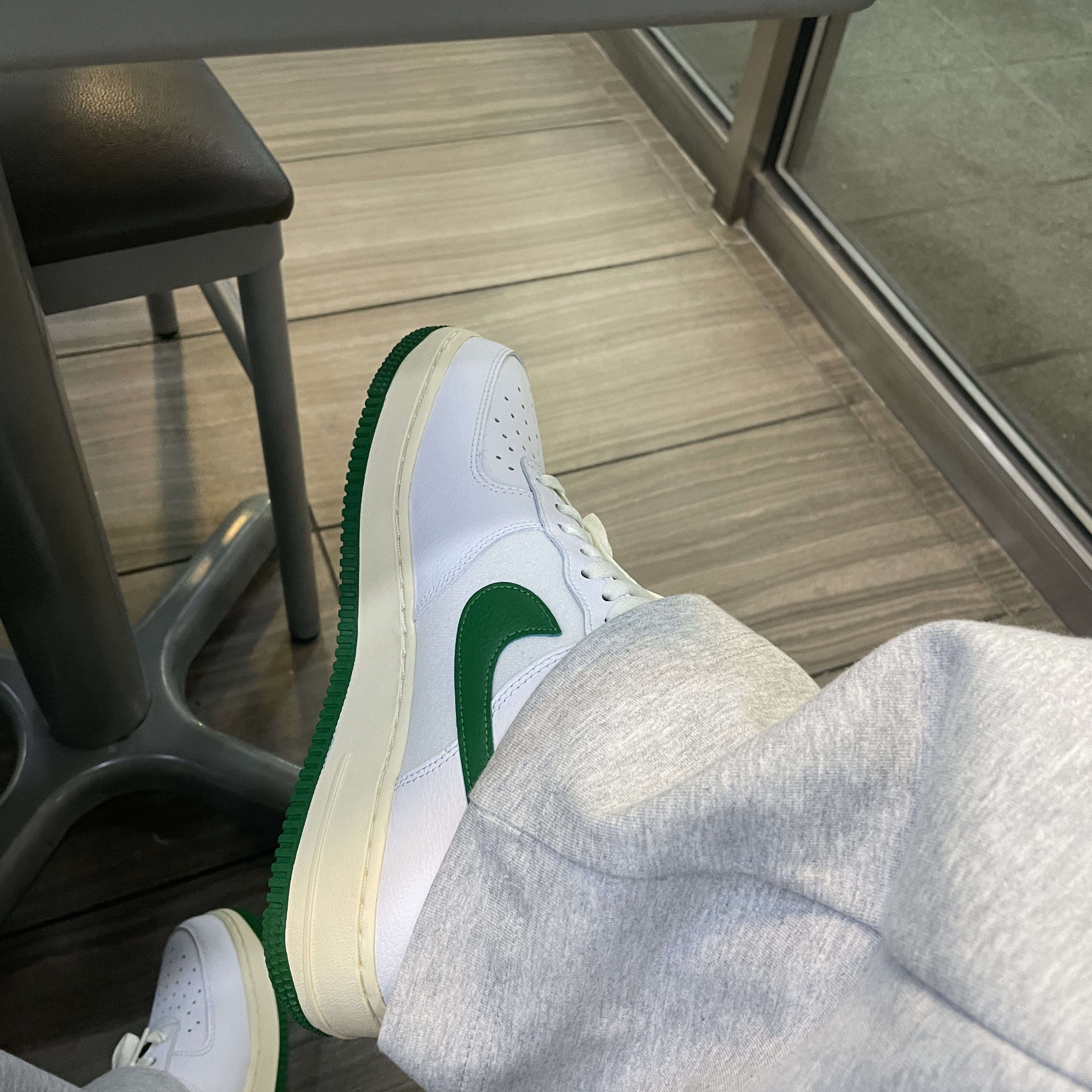 Nike Air Force 1 '07 LV8 Varsity White Pine Green, Zara x Ader Error Jogger Pants Grey 착용 스타일
