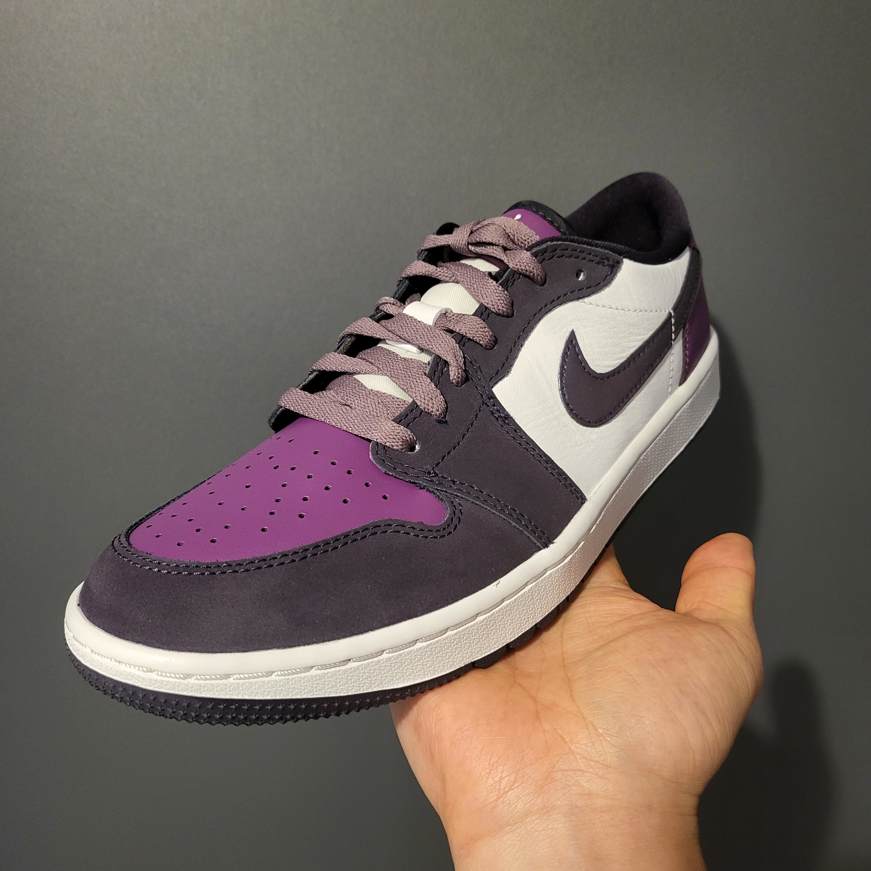 Jordan 1 Low Golf Cave Purple and Viotech 착용 스타일 - 1