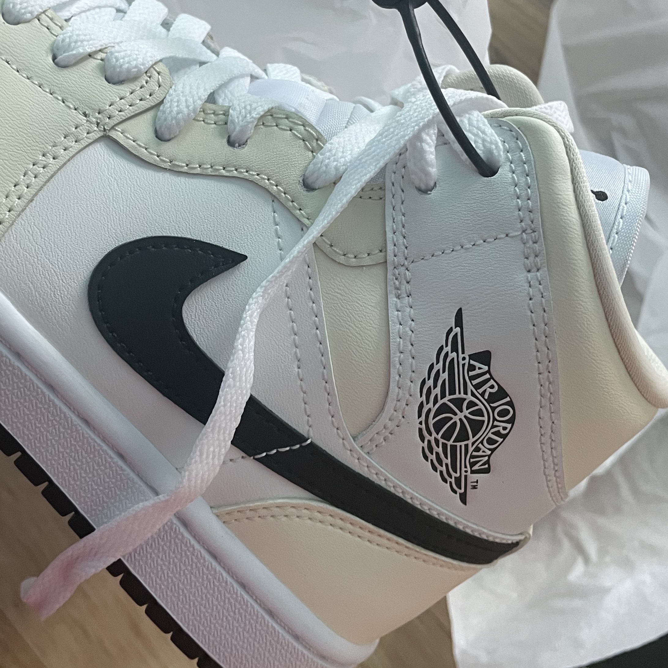 (W) Jordan 1 Mid Coconut Milk 착용 스타일 - 2