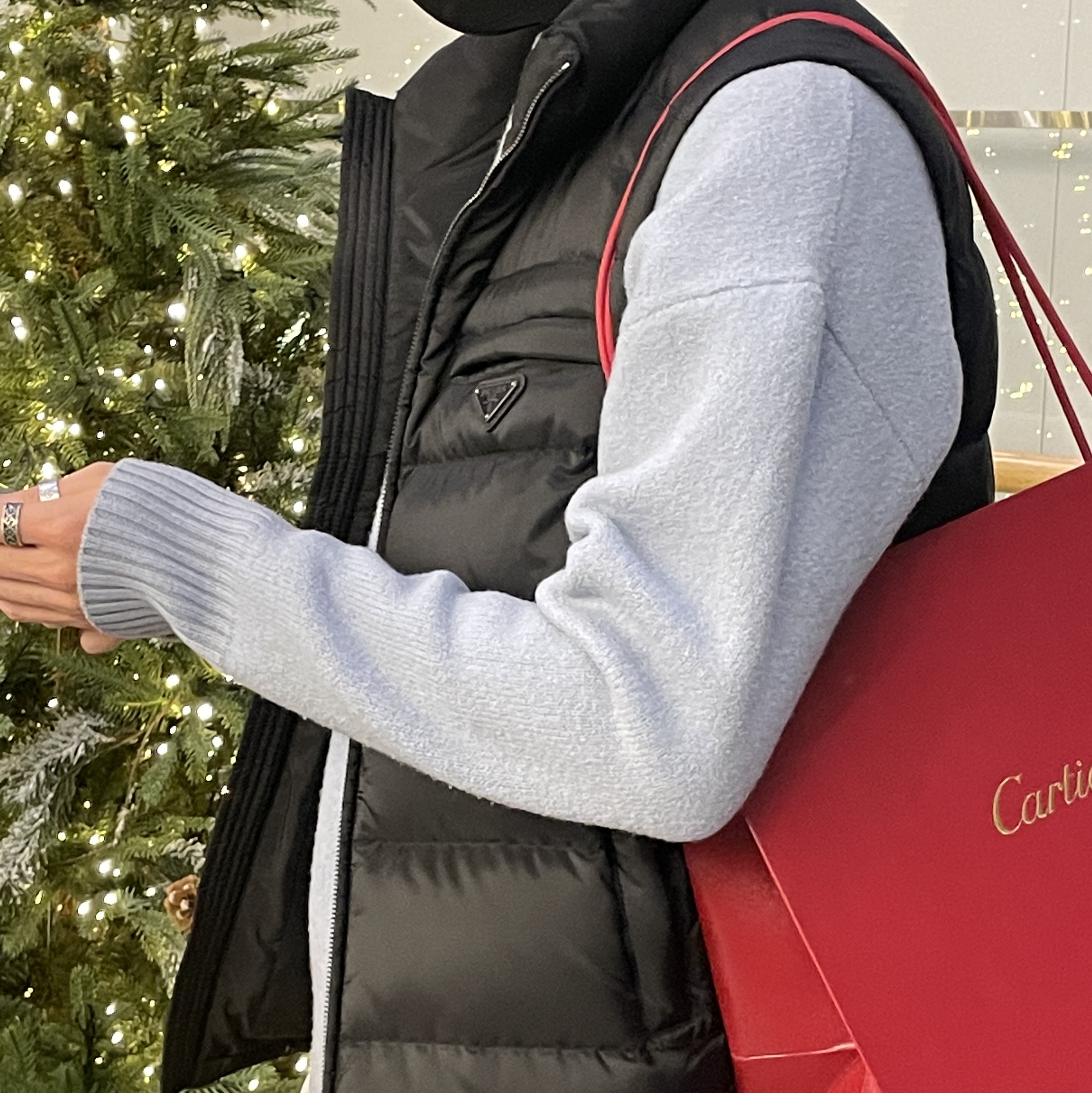 Prada Triangle Logo Down Vest Black, AMI de Coeur Oversize Intarsia Sweater Steel Blue 착용 스타일