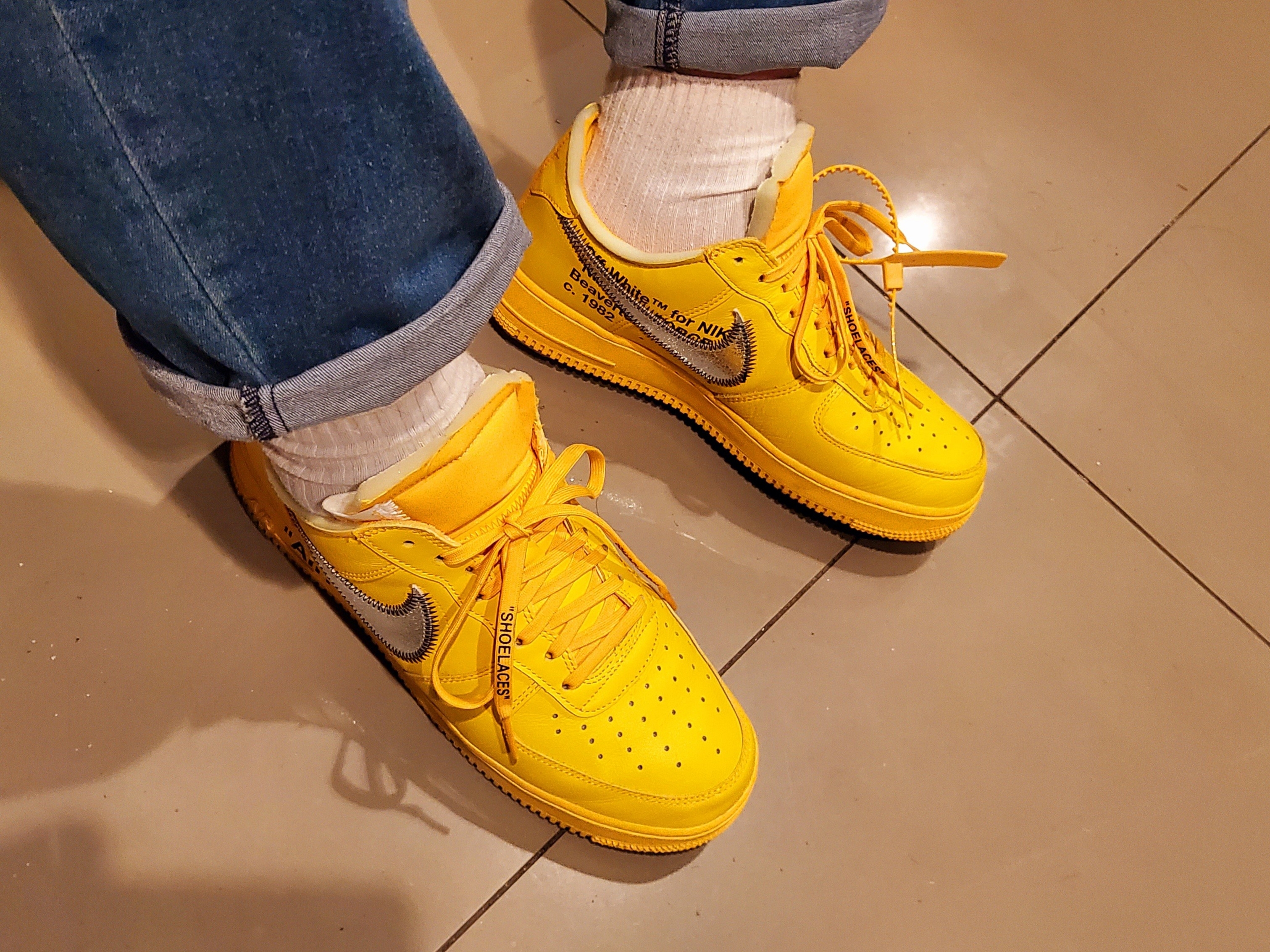 Nike x Off-White Air Force 1 '07 University Gold 착용 스타일 - 3