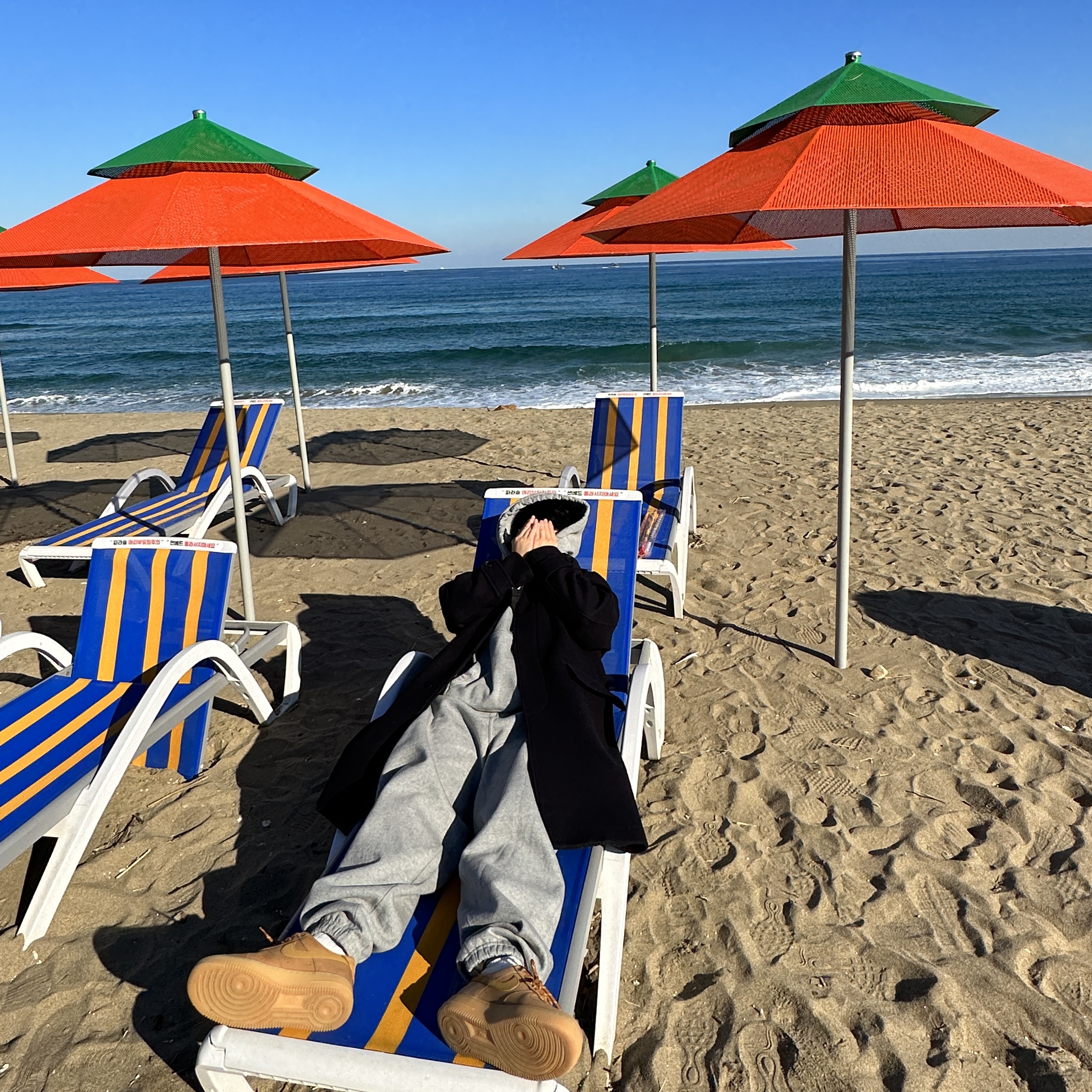 Nike Air Force 1 '07 WB Flax, Nike x Stussy NRG RA Pullover Hoodie Dark Grey Heather (DJ9488-063) 착용 스타일 - 2