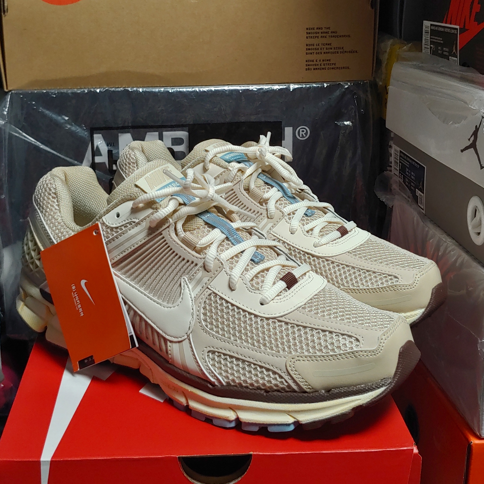 (W) Nike Zoom Vomero 5 Oatmeal 착용 스타일 - 2