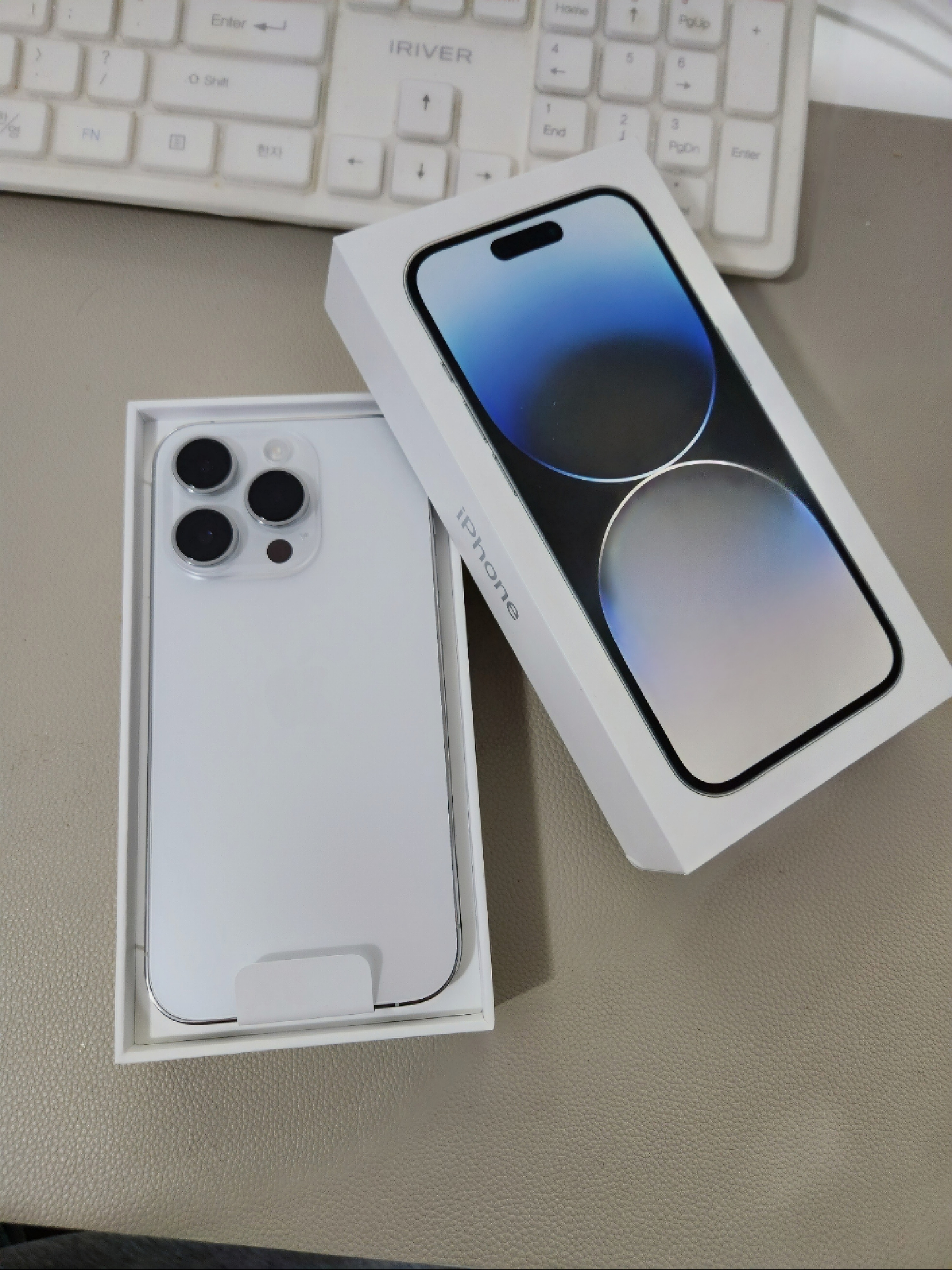 Apple iPhone 14 Pro 256GB Silver (Korean Ver.) 착용 스타일