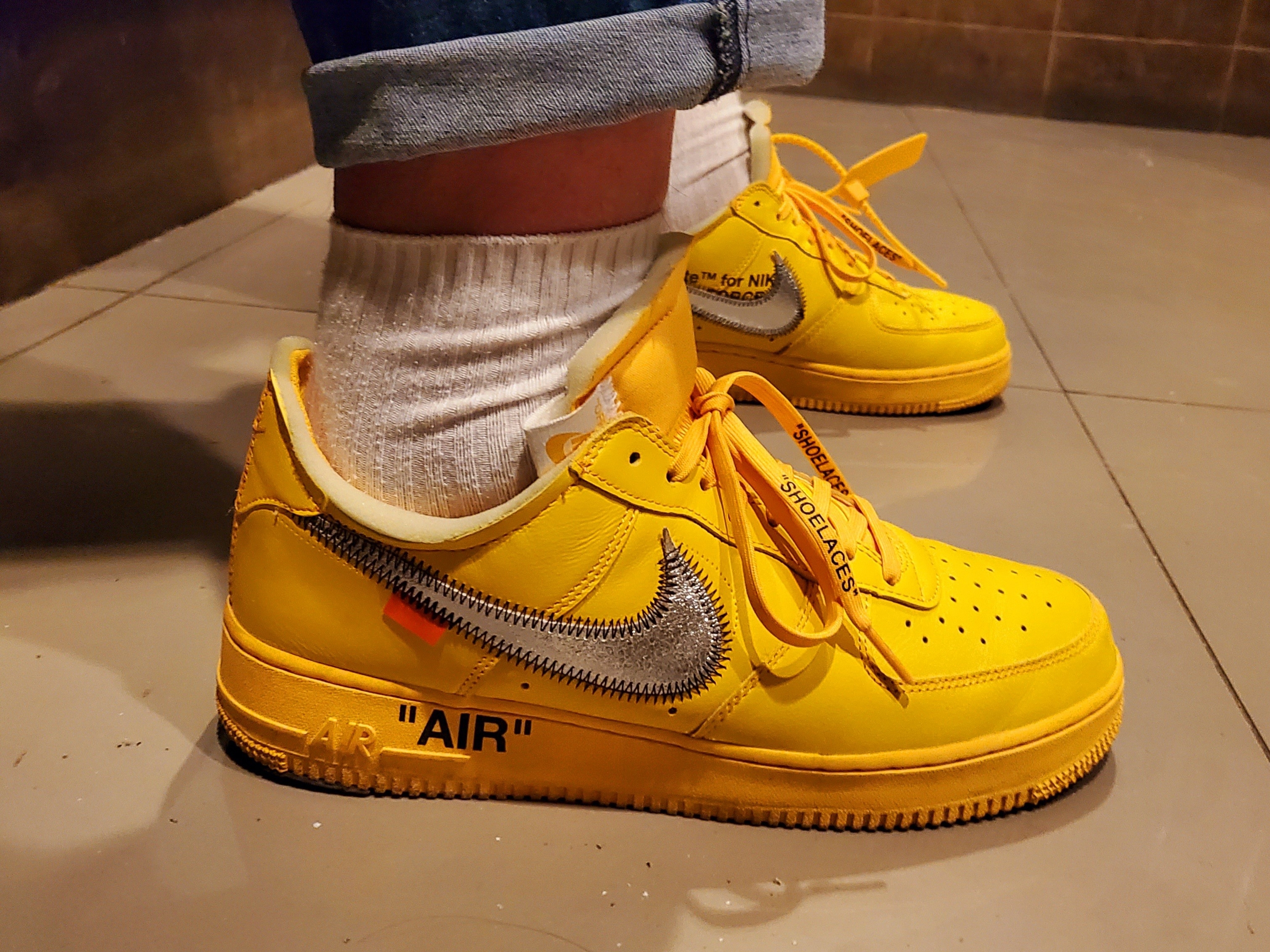 Nike x Off-White Air Force 1 '07 University Gold 착용 스타일 - 1
