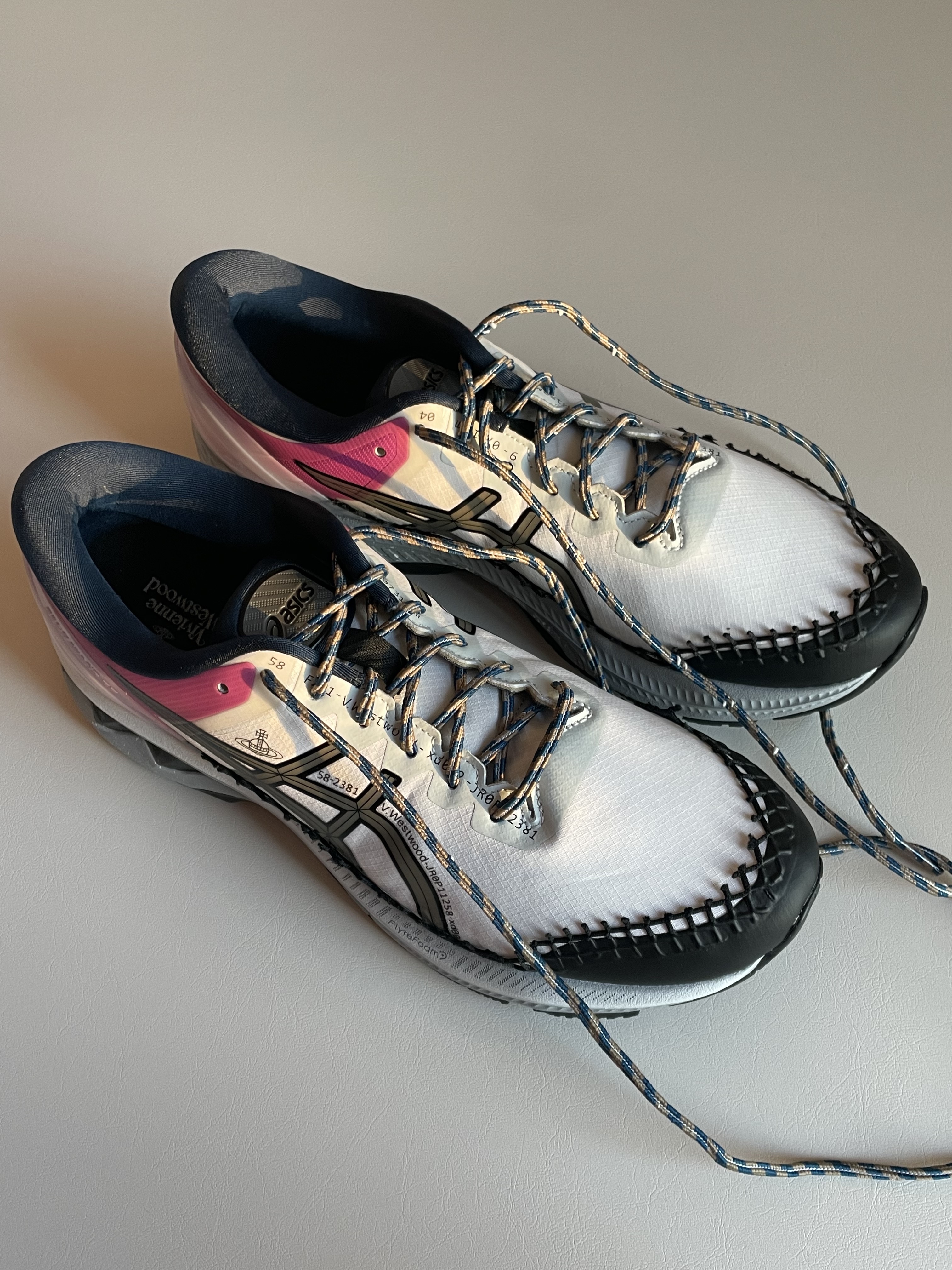 Asics x Vivienne Westwood Gel-Kayano 27 DE White 착용 스타일 - 1