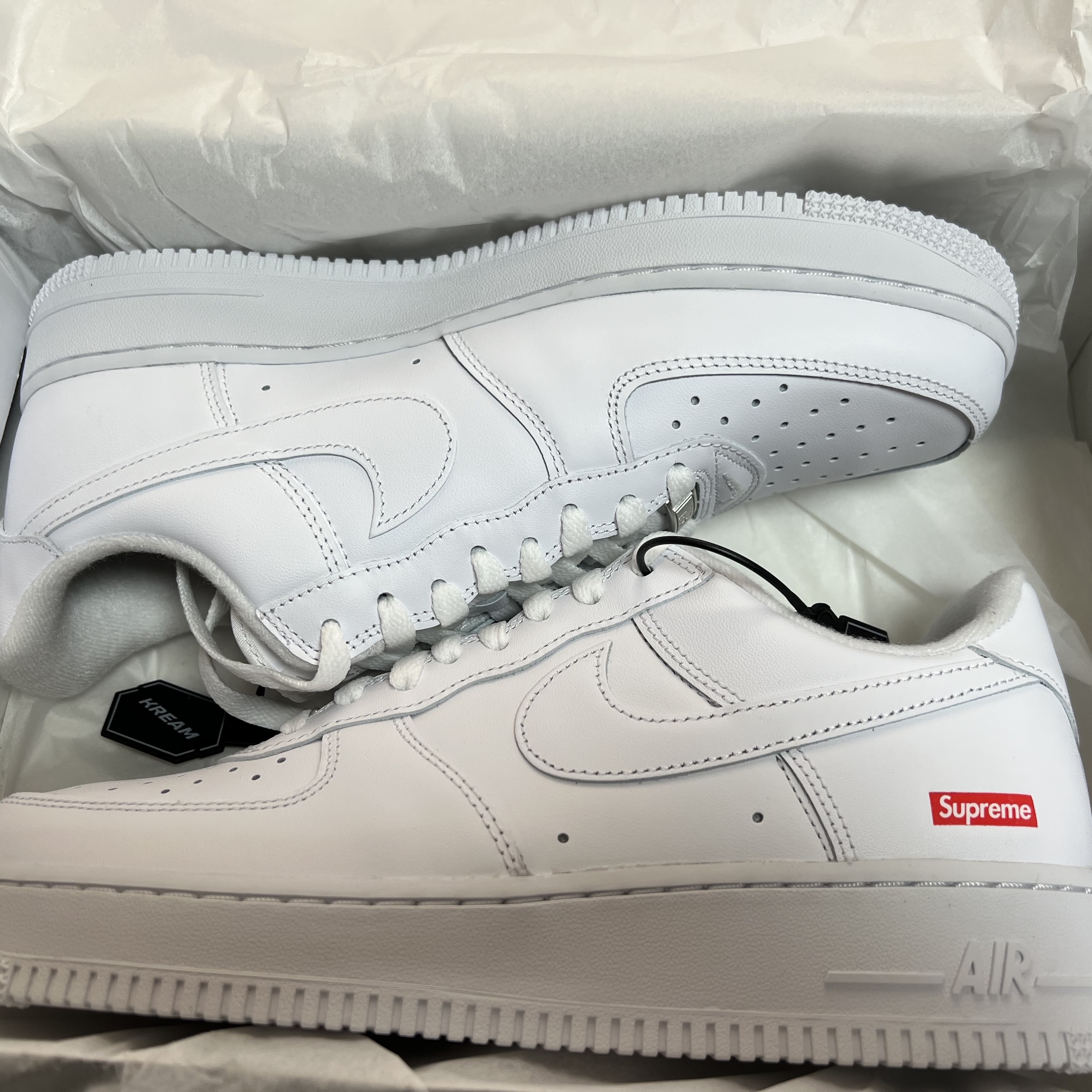 Nike x Supreme Air Force 1 Low White 착용 스타일