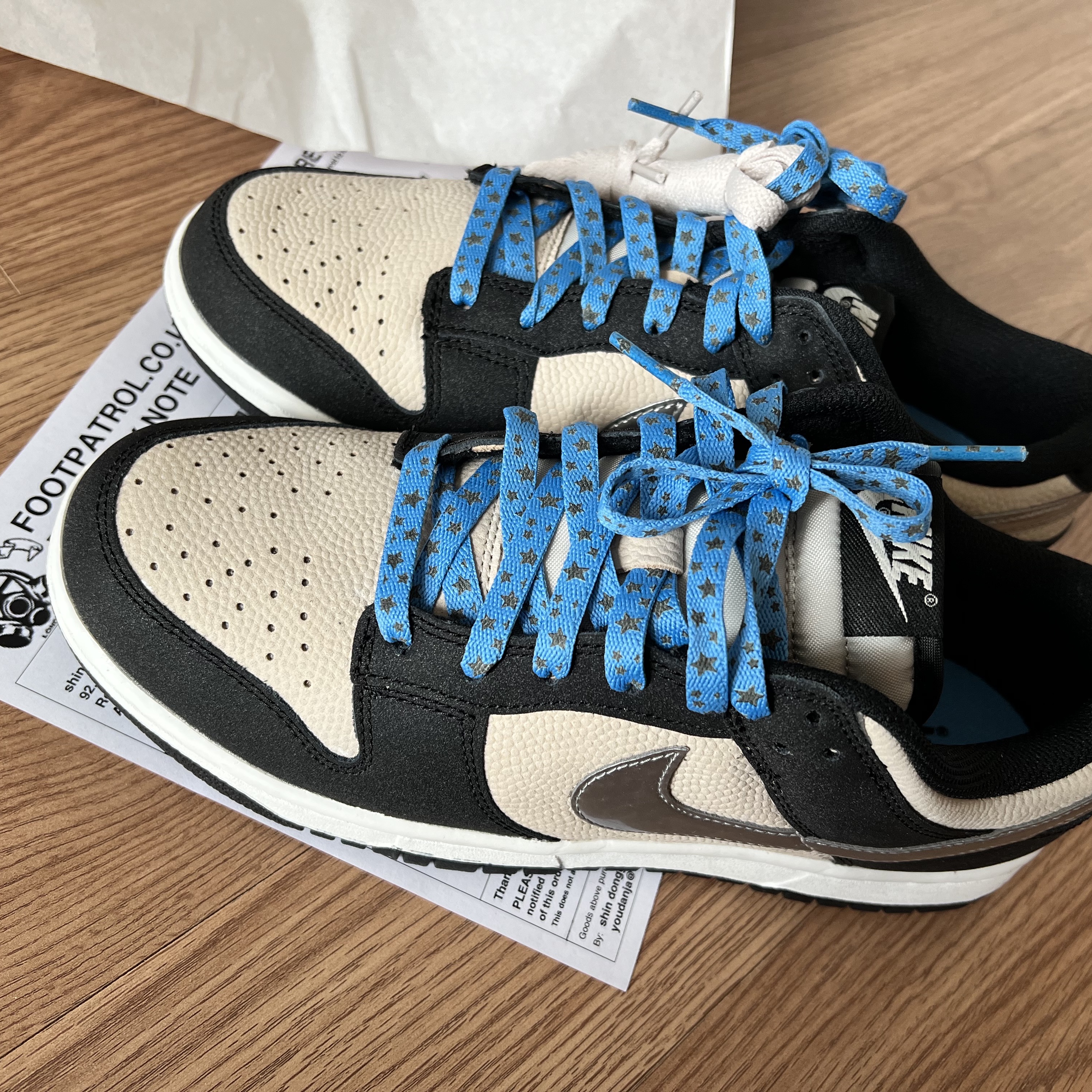 (W) Nike Dunk Low Light Bone Metallic Silver 착용 스타일 - 2