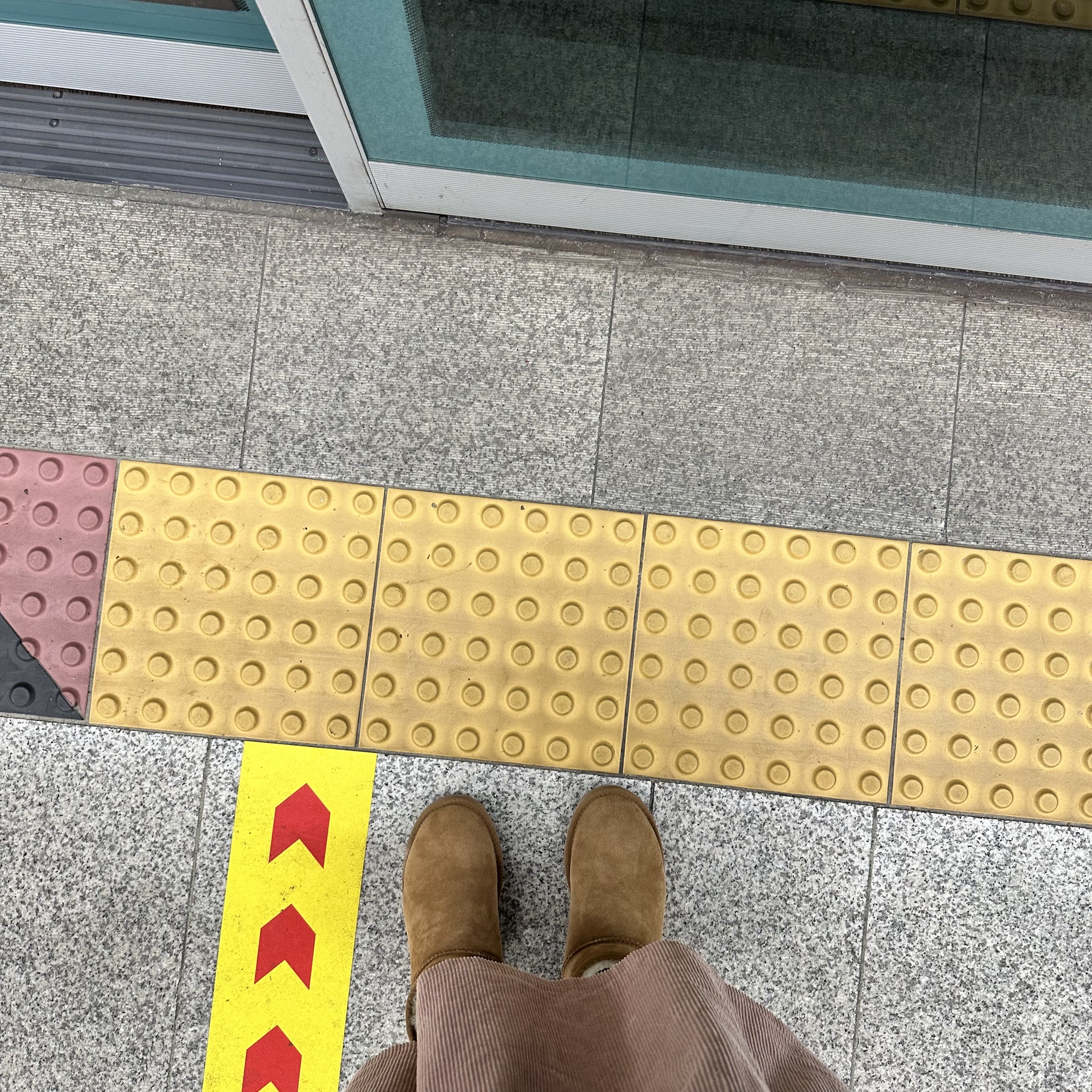 (W) UGG Classic Ultra Mini Boots Chestnut 착용 스타일