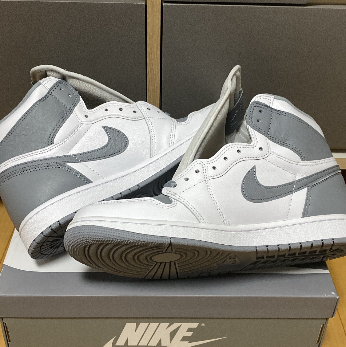 Jordan 1 Retro High OG Stealth 착용 스타일 - 2