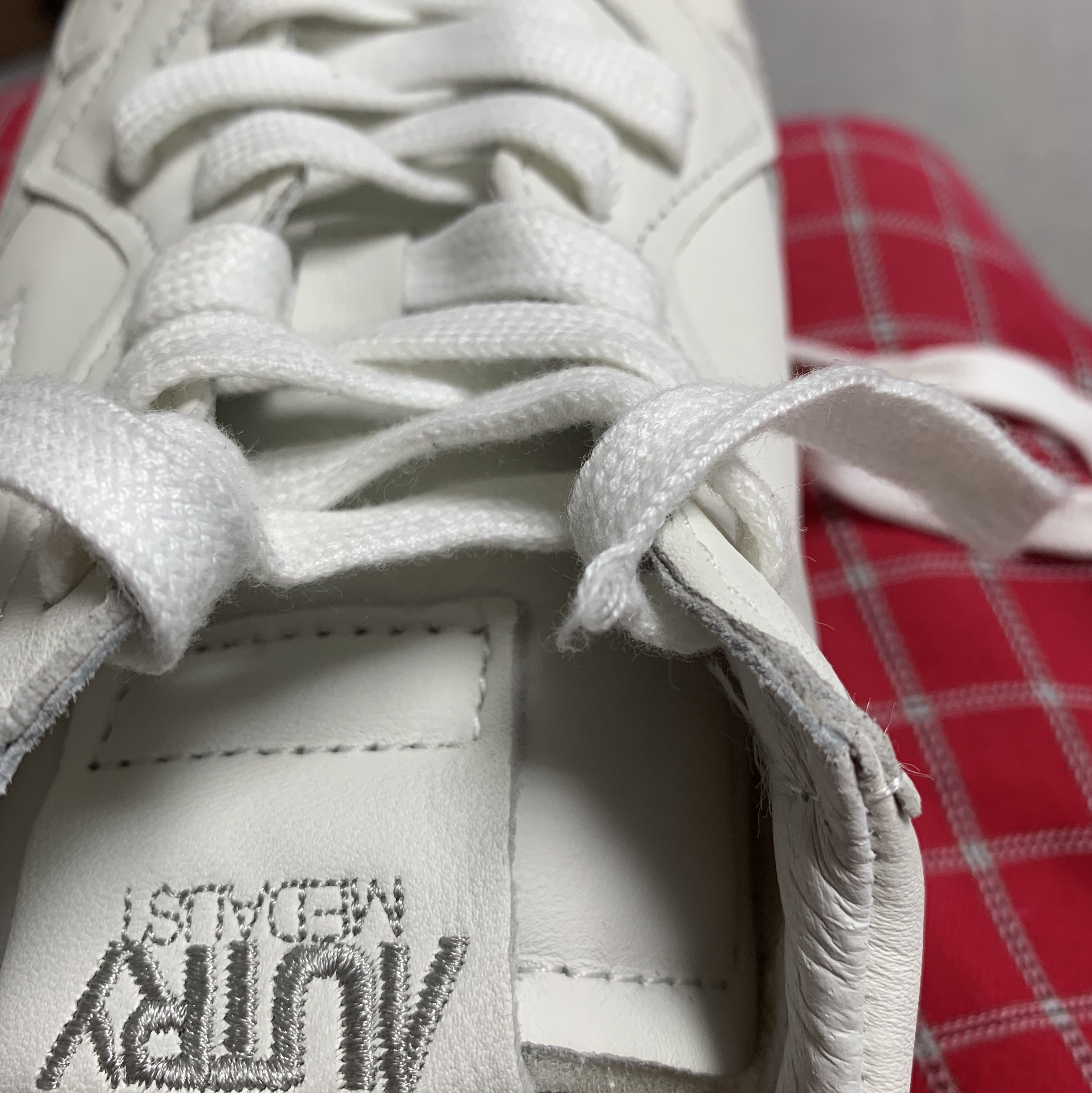 Autry Medalist Low Goatskin Sneakers White 착용 스타일 - 5