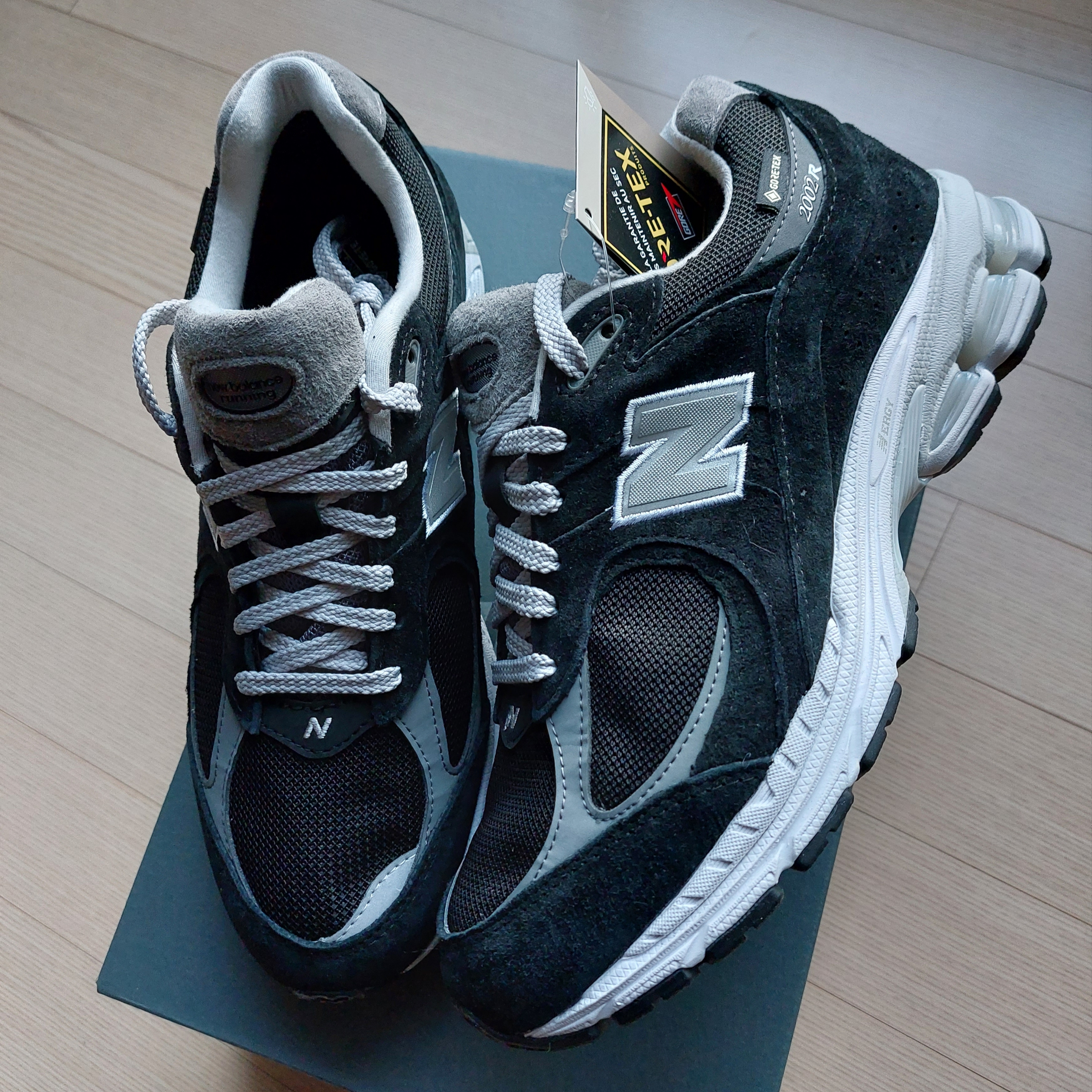 New Balance 993 Made in USA Black - D Standard, New Balance 2002R Gore-Tex Black Silver Metalic 착용 스타일 - 1