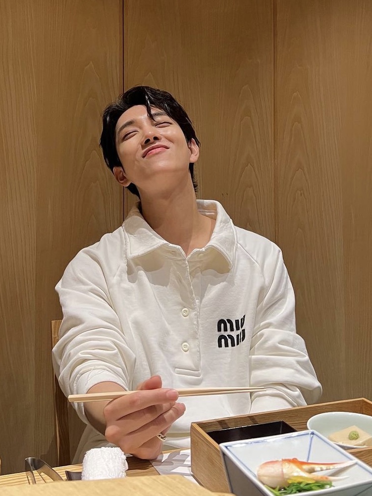 (W) Miu Miu Cotton Polo Sweatshirt White 착용 스타일 - 1