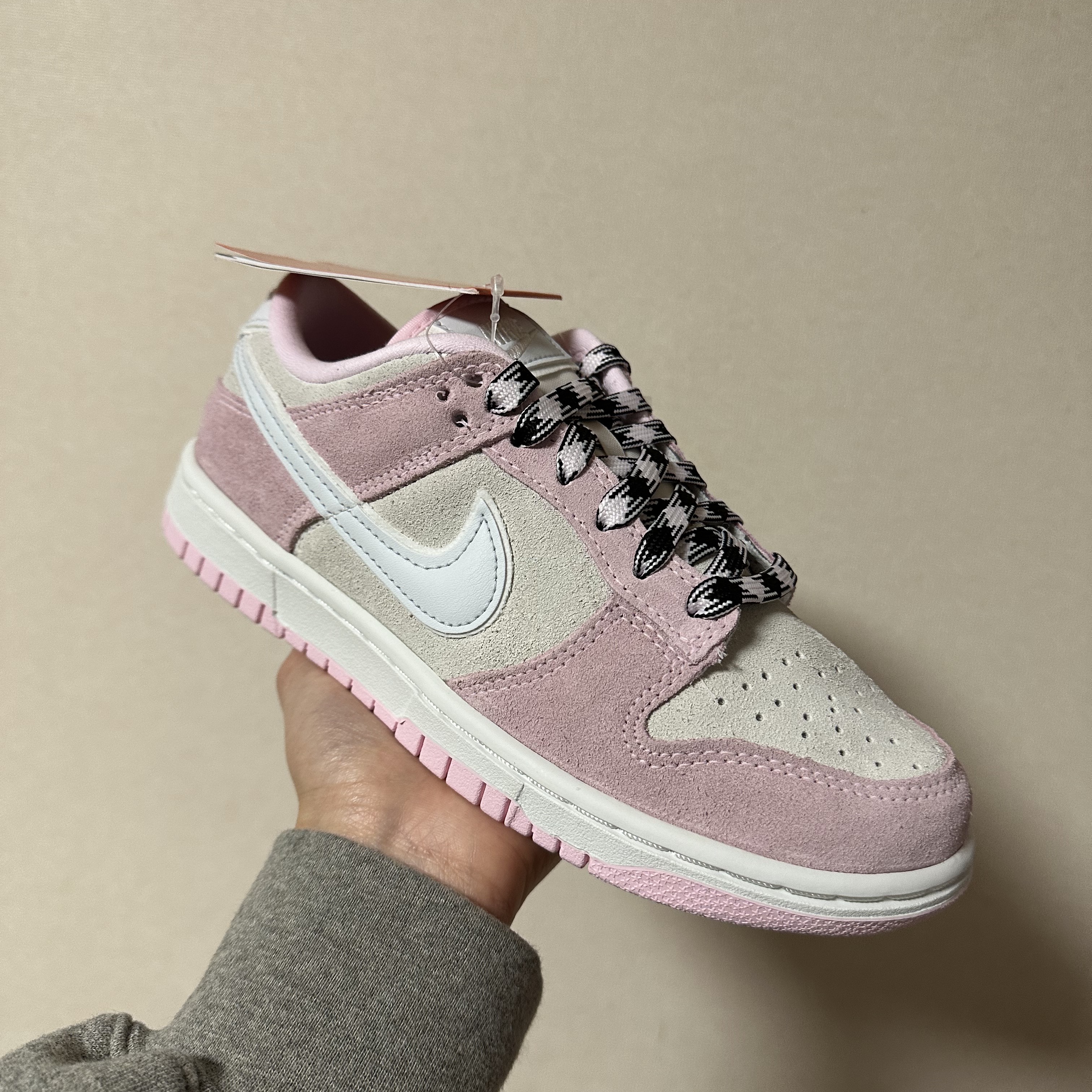 (W) Nike Dunk Low LX Pink Foam 착용 스타일 - 1