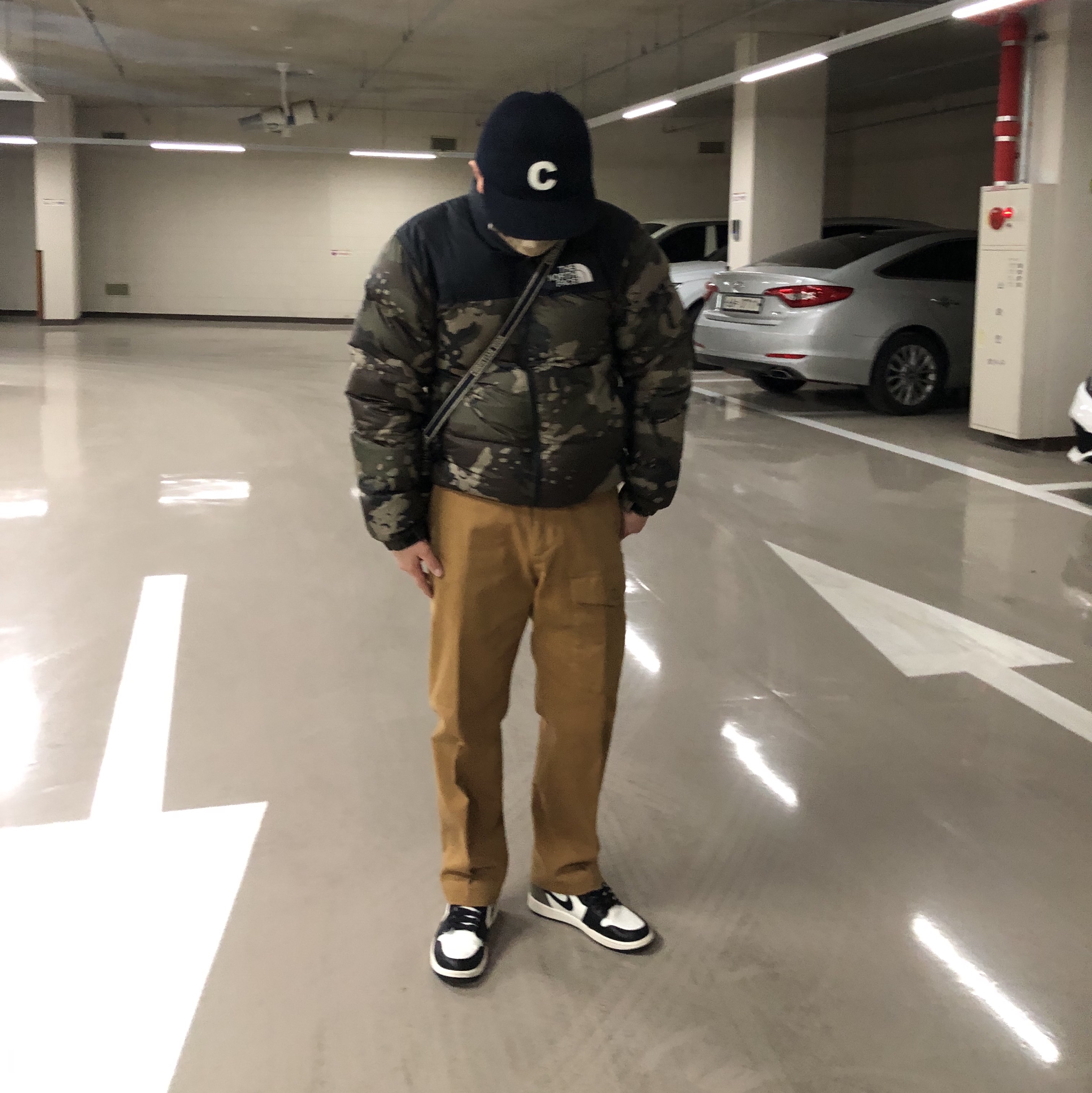 The North Face 1996 Novelty Nuptse Jacket Woodland Camo, Jordan 1 Retro High OG Black Mocha 착용 스타일 - 3