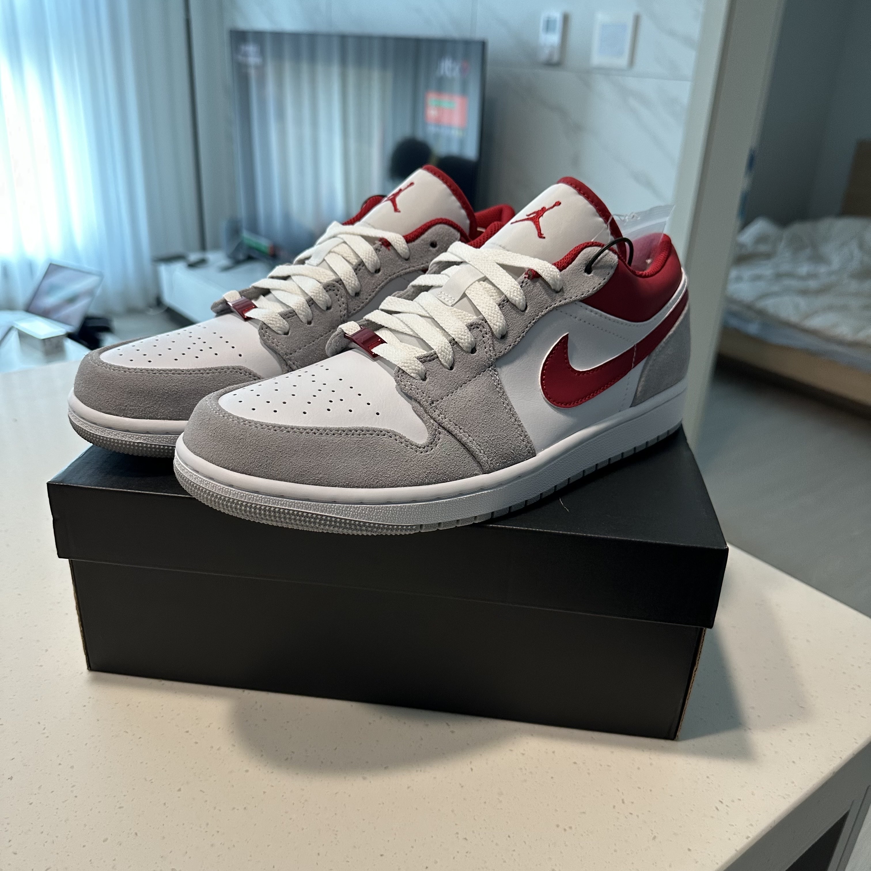 Jordan 1 Low SE Light Smoke Grey Gym Red 착용 스타일