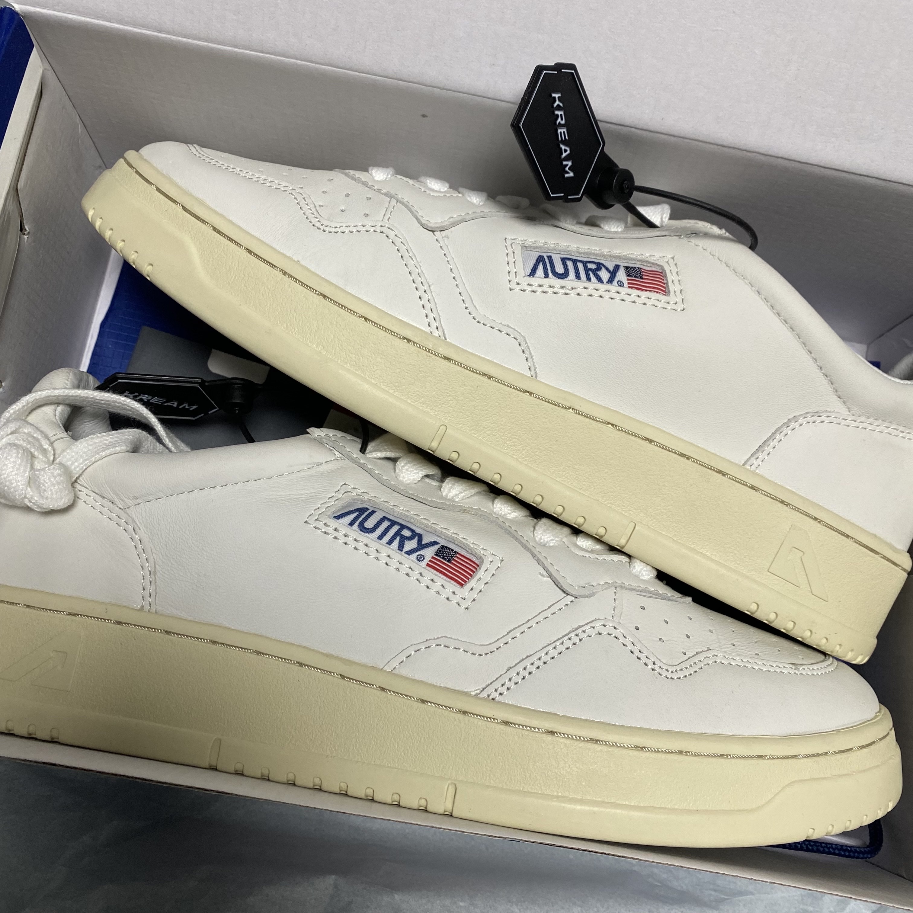 Autry Medalist Low Goatskin Sneakers White 착용 스타일