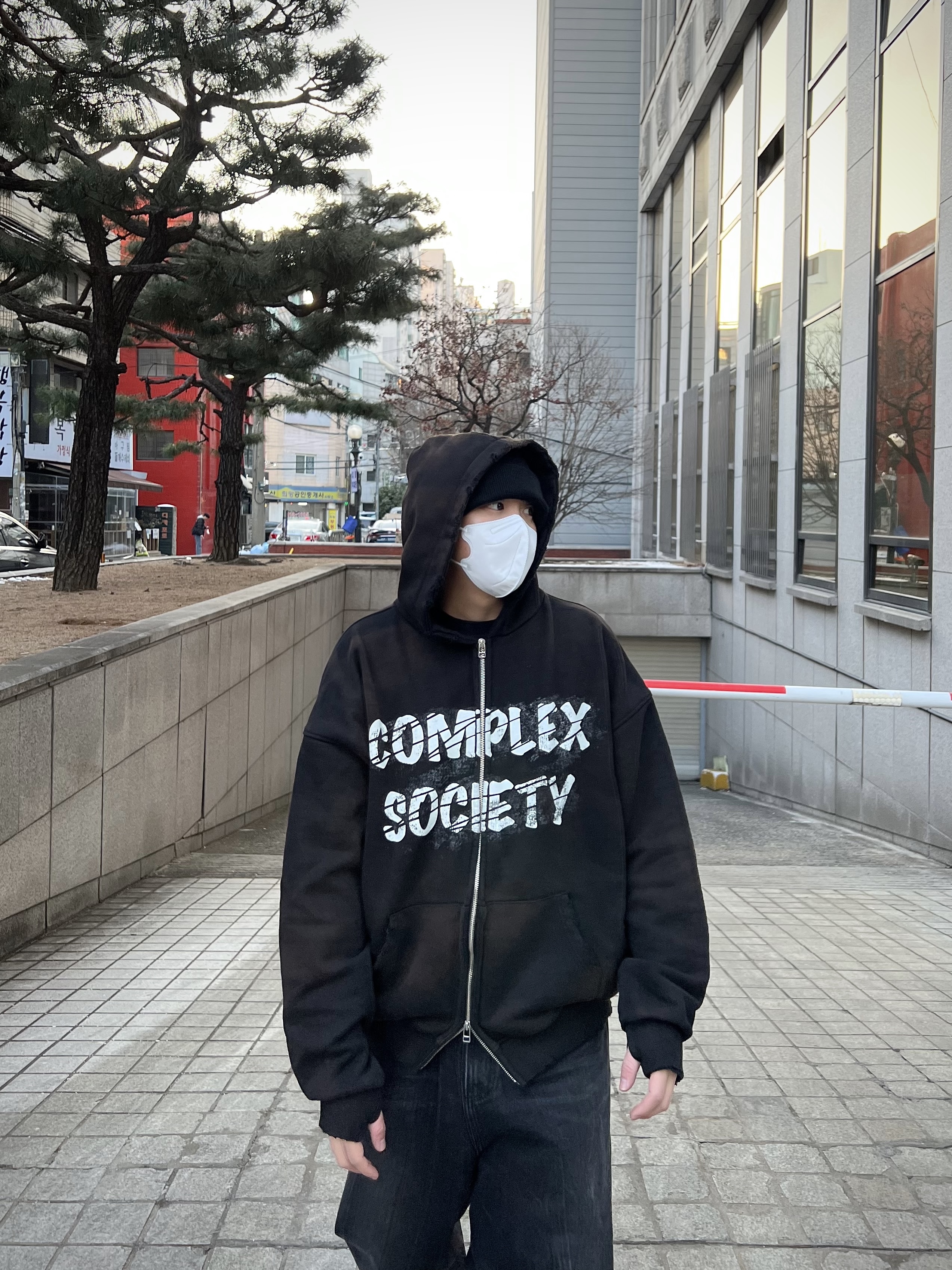 Balenciaga Defender Sneakers Black 착용 스타일 - 2