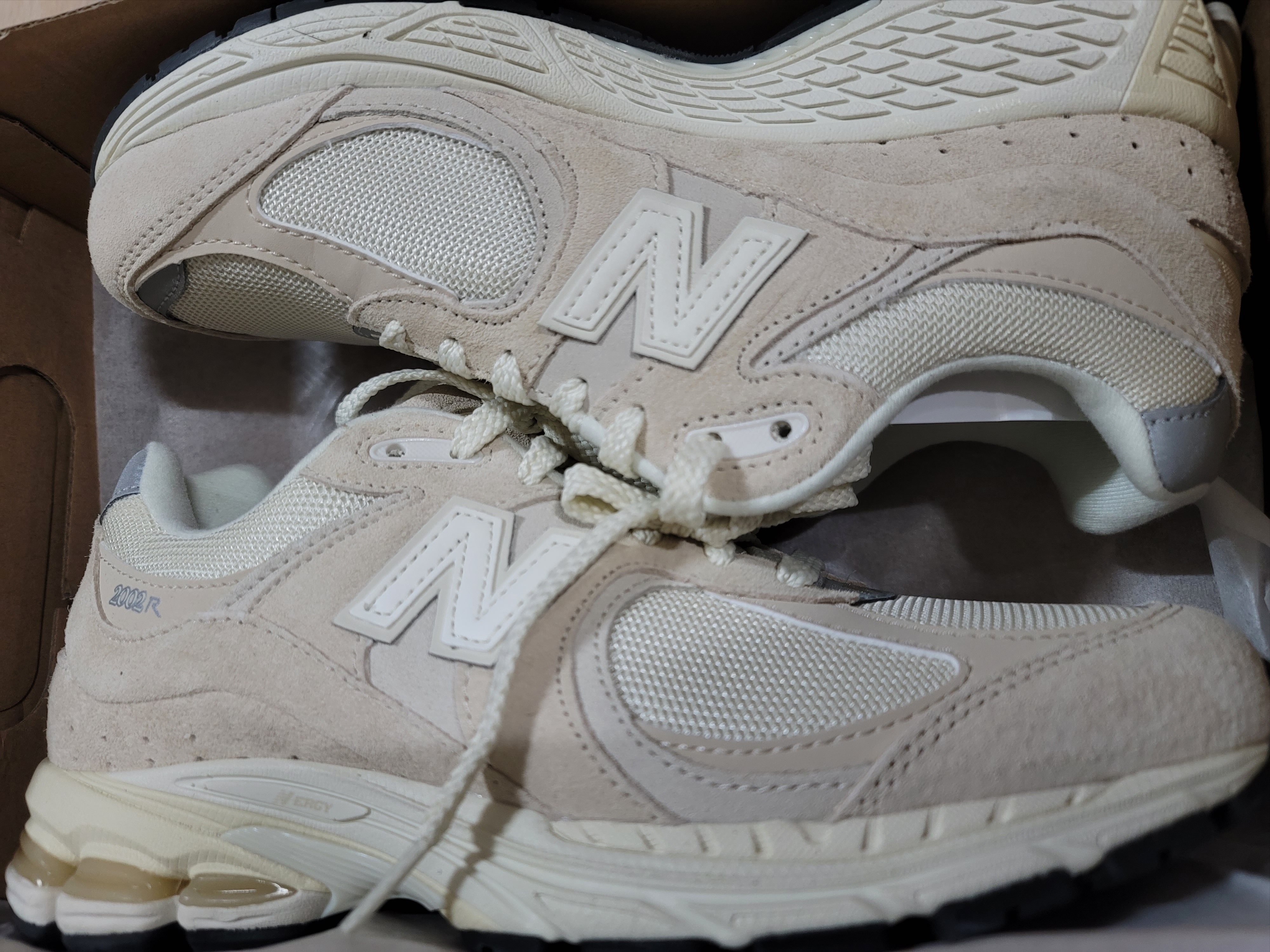 New Balance 2002R Beige Calm Taupe 착용 스타일