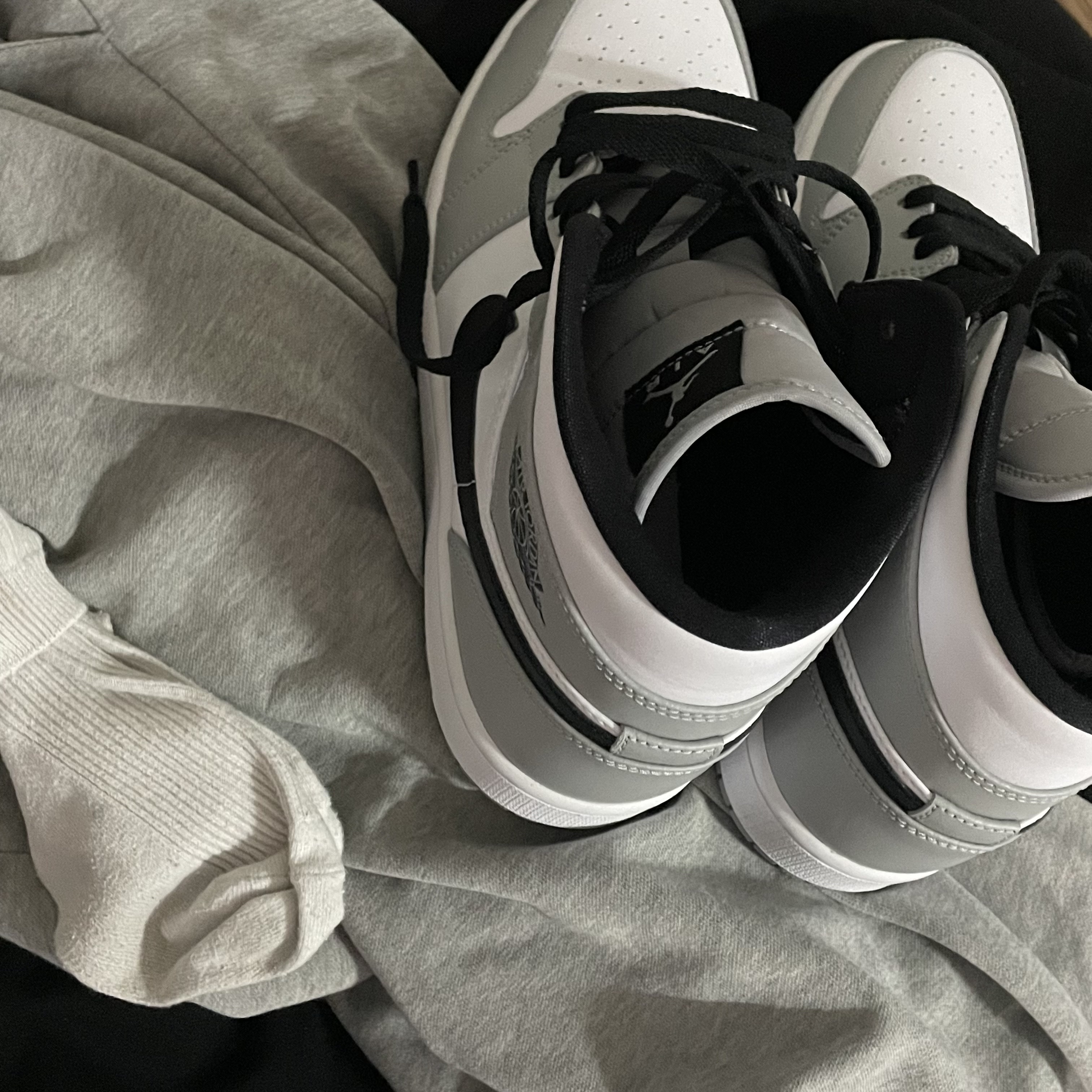 Jordan 1 Mid Light Smoke Grey 착용 스타일 - 3