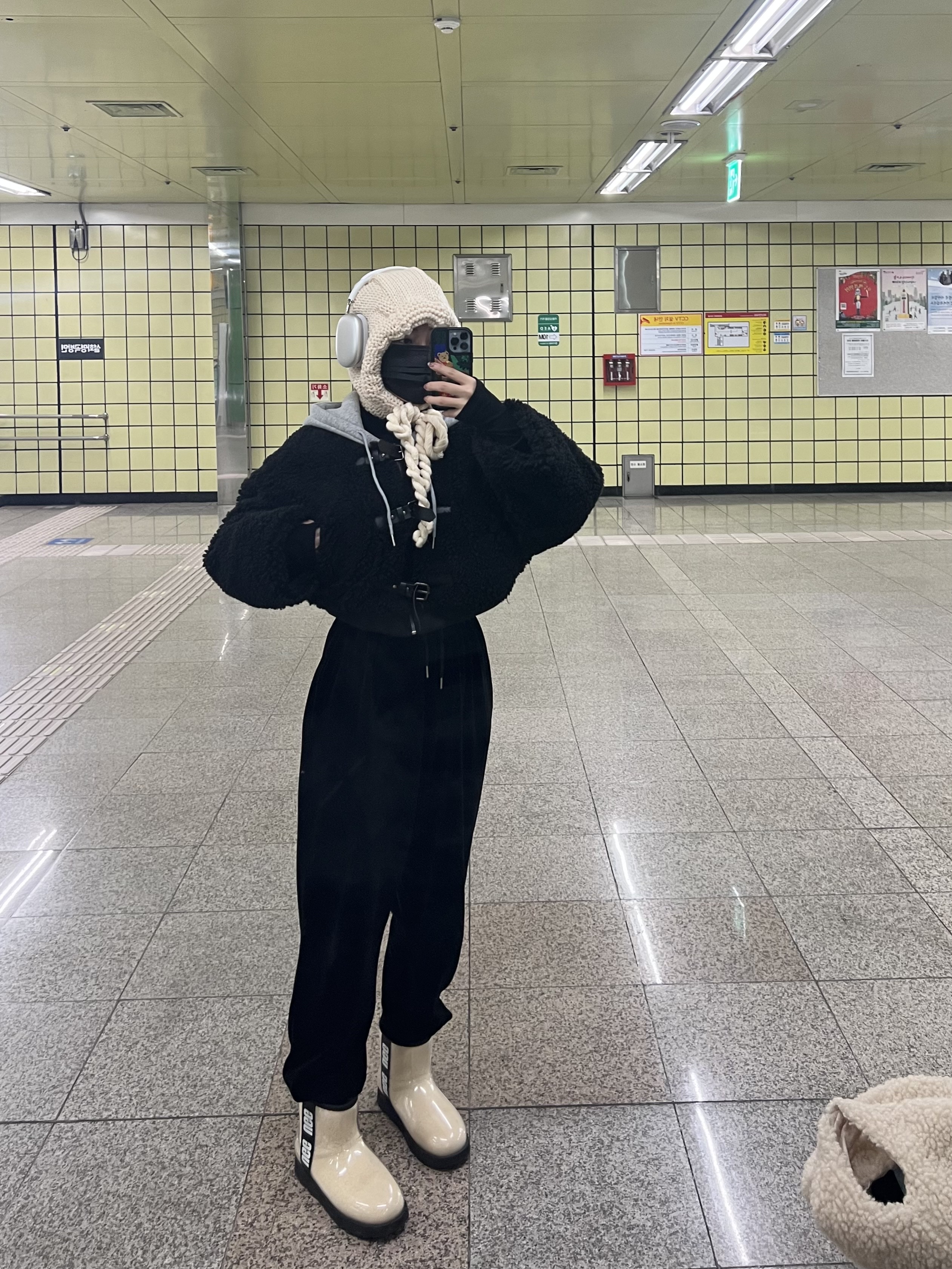 Apple AirPods Max Lightning Silver (Korean Ver.), (W) UGG Classic Clear Mini Boots Natural Black 착용 스타일 - 1
